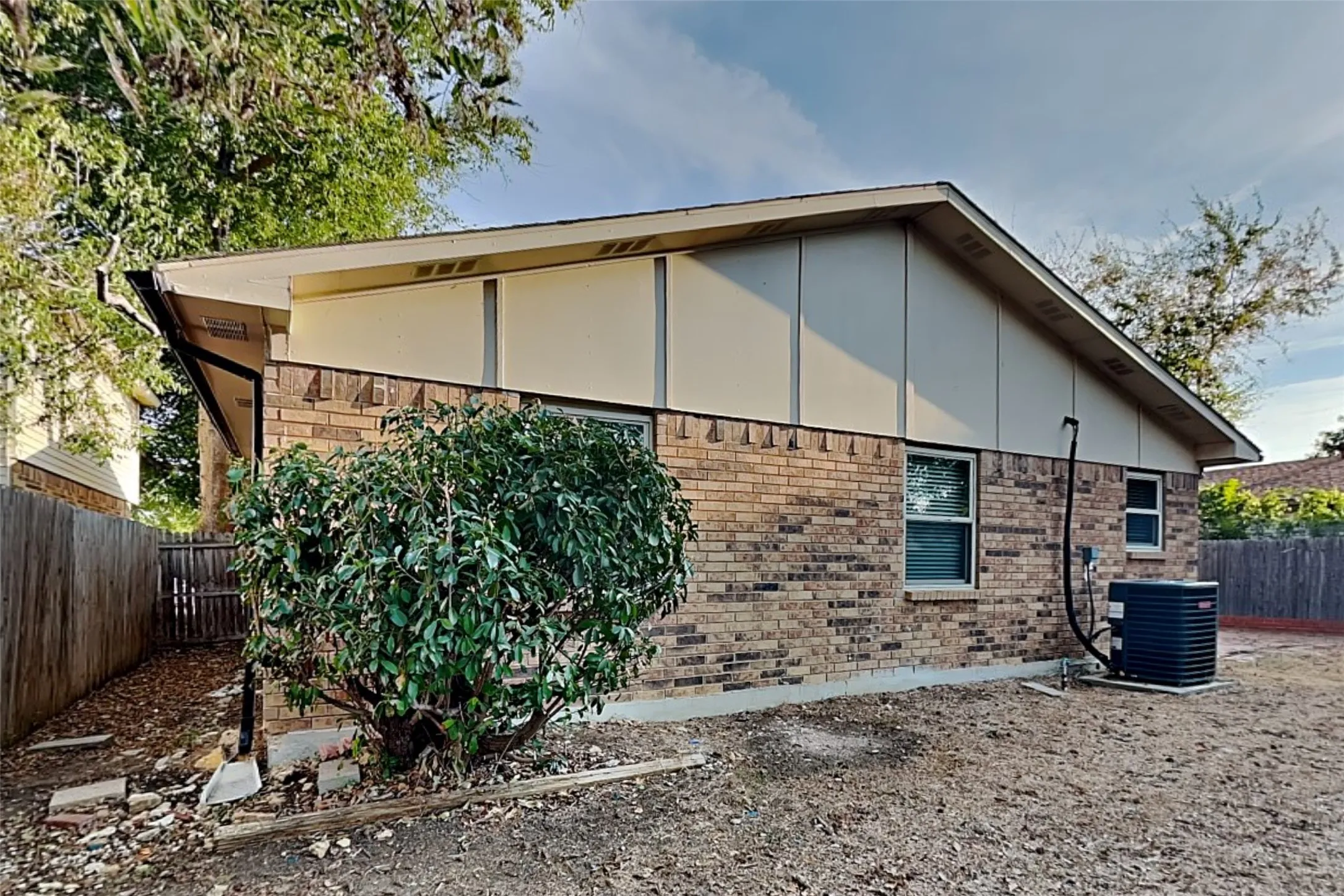Single Family Residence For Rent in Tarrant County , 4144 Staghorn Circle S, Fort Worth, Texas 76137, 4 Bedroom, 3 Bathroom, 2 Garage spaces, 2,164 Sqft, built in 1980, mls#21398535, Real Estate Agent in Fort Worth, Homes For Rent in Tarrant county, Homes For Rent in Fort Worth, Realtor in Fort Worth Texas, Real Estate Brokerage Independent Realty Texas, Luminita Cordes Realtor