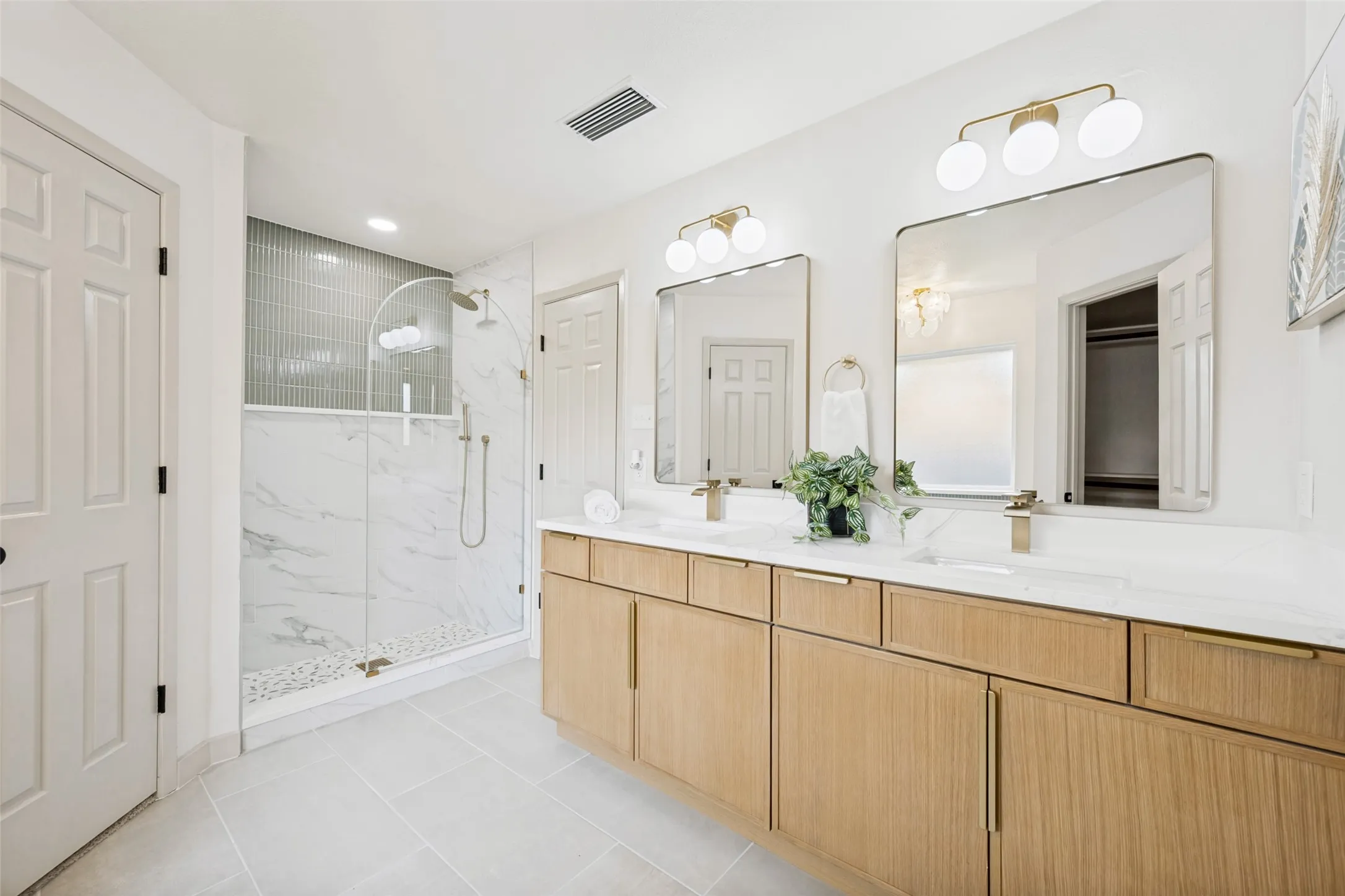 Single Family Residence For Sale in Tarrant County , 328 Sexton Lane, Benbrook, Texas 76126, 4 Bedroom, 2 Bathroom, 2 Garage spaces, 2,192 Sqft, built in 1985, mls#21396540, Real Estate Agent in Benbrook, Homes For Sale in Tarrant county, Homes For Sale in Benbrook, Realtor in Benbrook Texas, Real Estate Brokerage Independent Realty Texas, Luminita Cordes Realtor