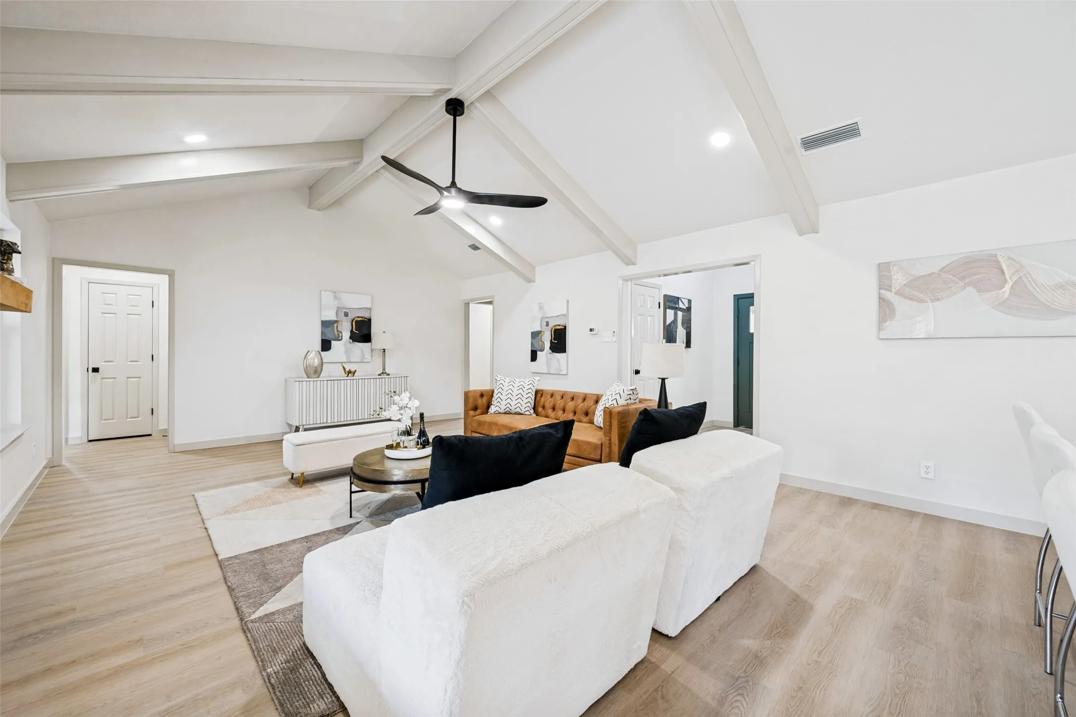 Single Family Residence For Sale in Tarrant County , 328 Sexton Lane, Benbrook, Texas 76126, 4 Bedroom, 2 Bathroom, 2 Garage spaces, 2,192 Sqft, built in 1985, mls#21396540, Real Estate Agent in Benbrook, Homes For Sale in Tarrant county, Homes For Sale in Benbrook, Realtor in Benbrook Texas, Real Estate Brokerage Independent Realty Texas, Luminita Cordes Realtor