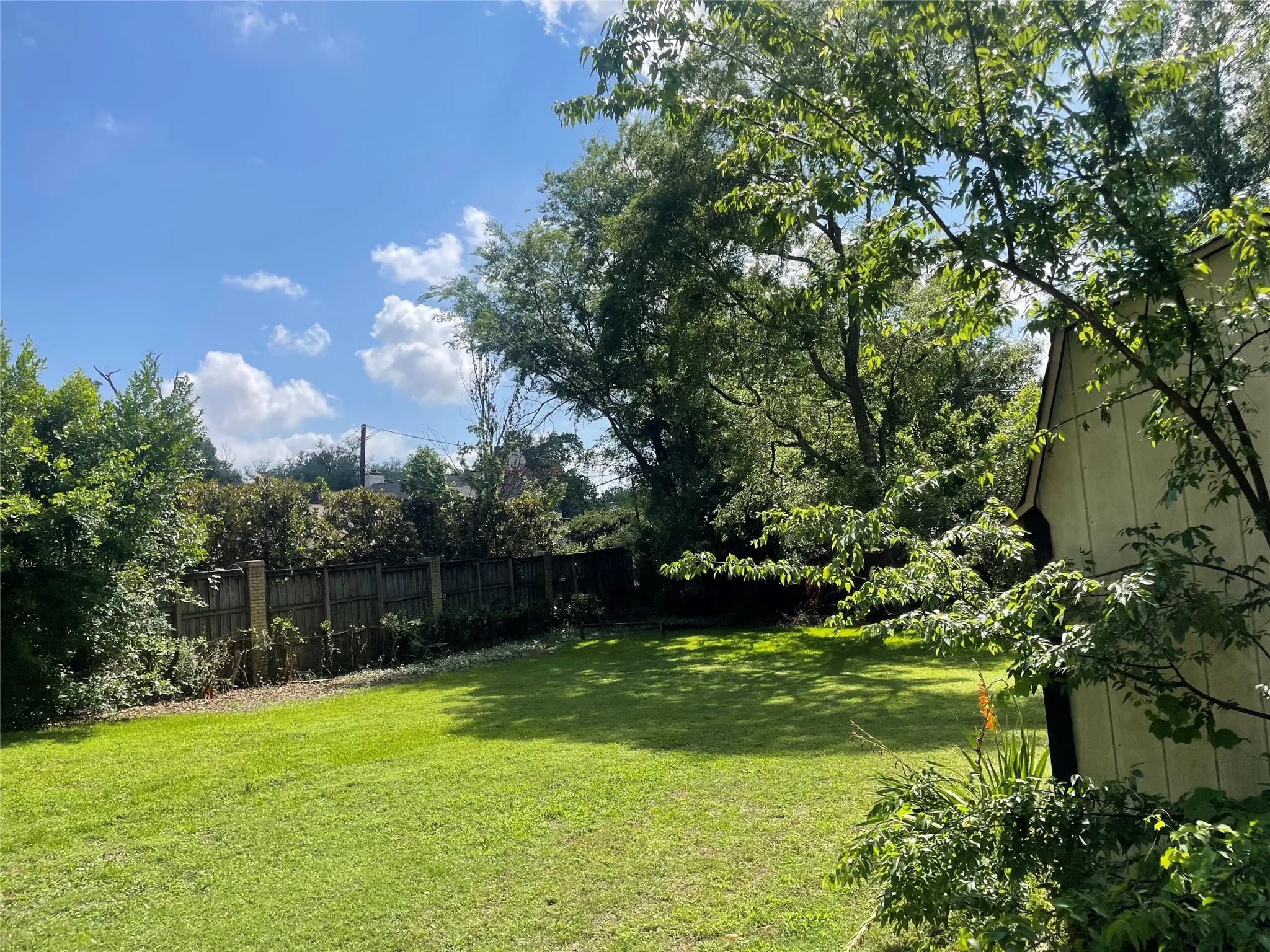 Single Family Residence For Rent in Smith County , 1403 S Donnybrook Avenue, Tyler, Texas 75701, 3 Bedroom, 3 Bathroom, Garage spaces, 1,834 Sqft, built in 1936, mls#21396883, Real Estate Agent in Tyler, Homes For Rent in Smith county, Homes For Rent in Tyler, Realtor in Tyler Texas, Real Estate Brokerage Independent Realty Texas, Luminita Cordes Realtor