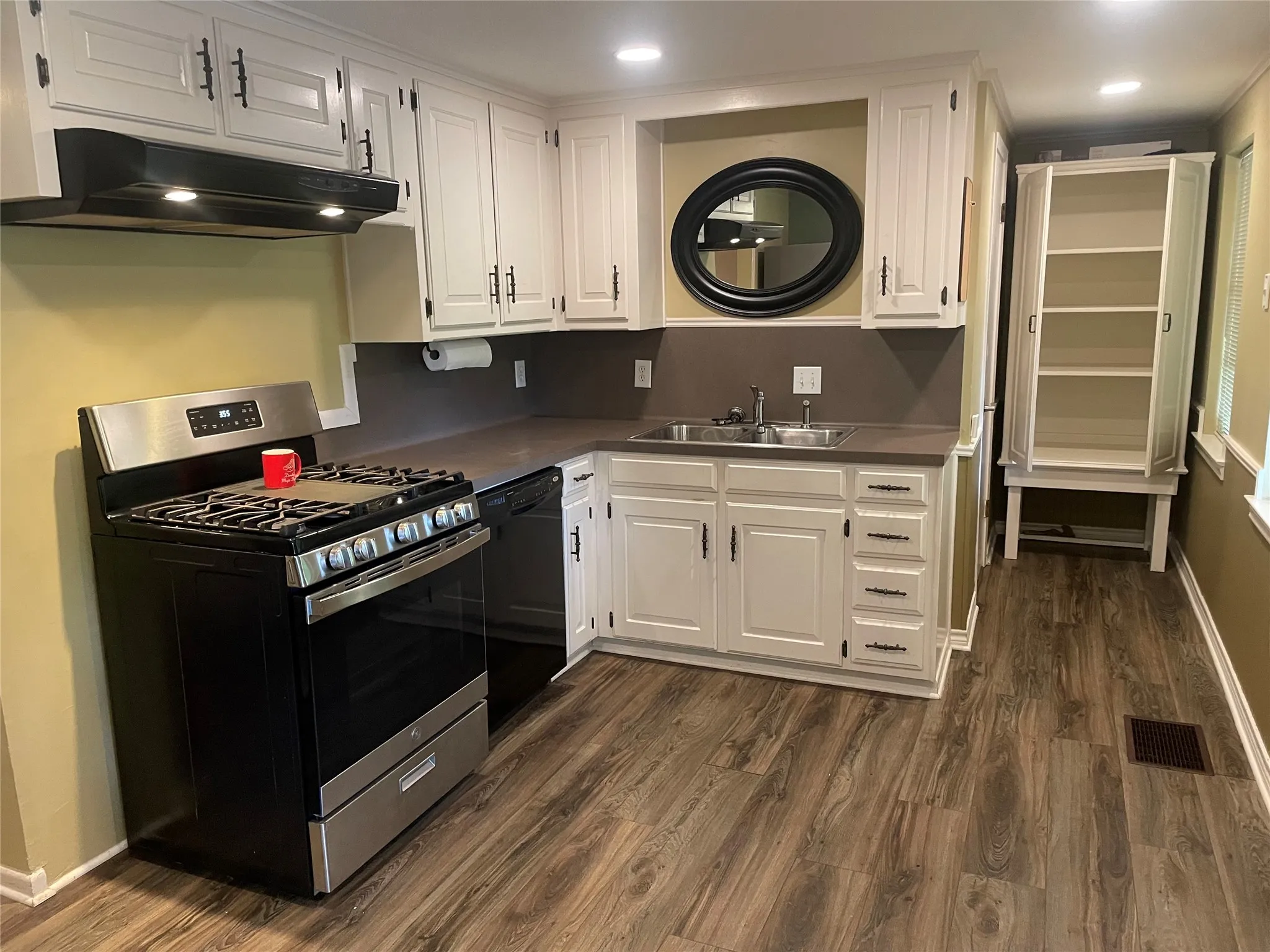 Single Family Residence For Rent in Smith County , 1403 S Donnybrook Avenue, Tyler, Texas 75701, 3 Bedroom, 3 Bathroom, Garage spaces, 1,834 Sqft, built in 1936, mls#21396883, Real Estate Agent in Tyler, Homes For Rent in Smith county, Homes For Rent in Tyler, Realtor in Tyler Texas, Real Estate Brokerage Independent Realty Texas, Luminita Cordes Realtor