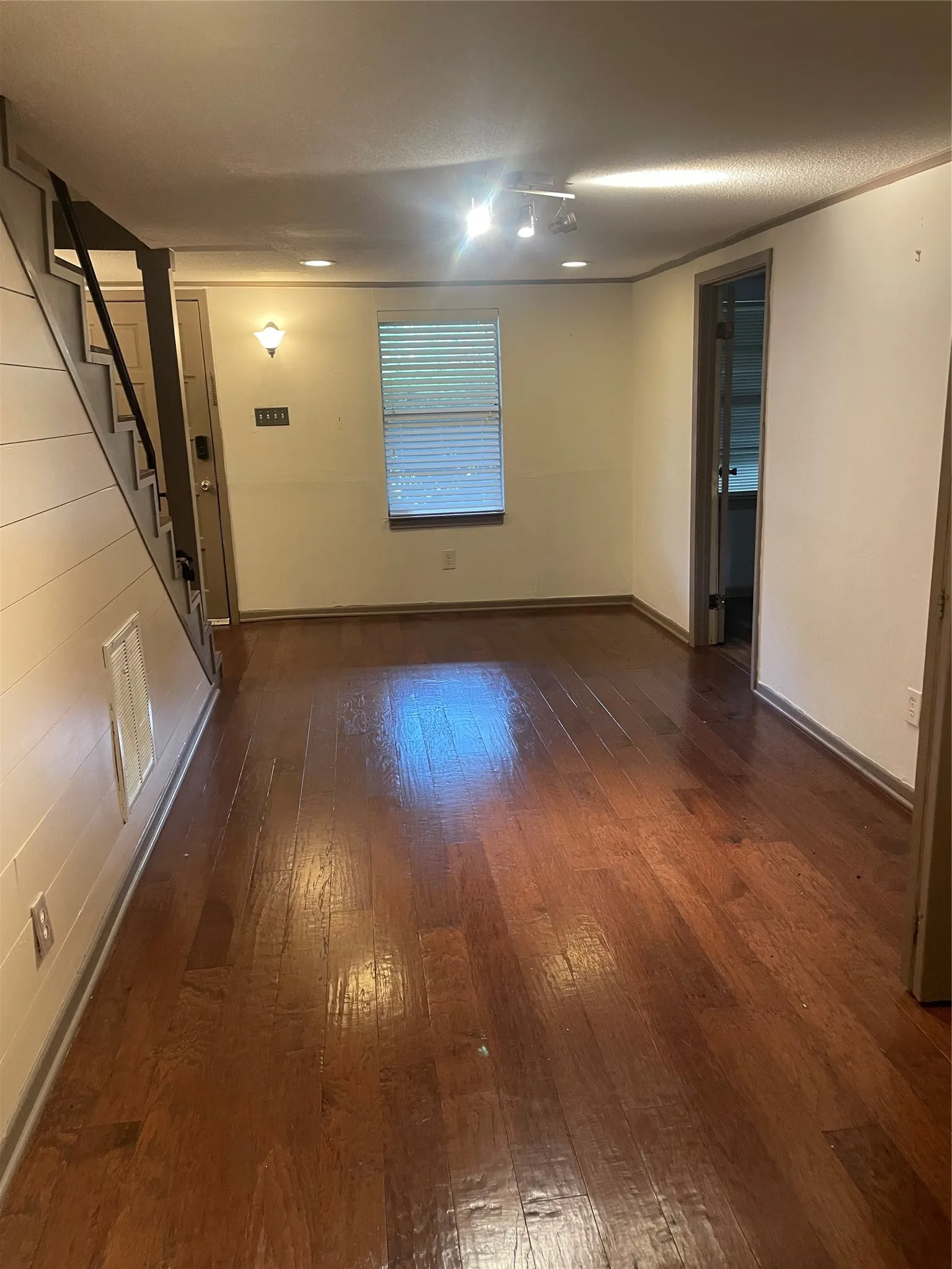 Single Family Residence For Rent in Smith County , 1403 S Donnybrook Avenue, Tyler, Texas 75701, 3 Bedroom, 3 Bathroom, Garage spaces, 1,834 Sqft, built in 1936, mls#21396883, Real Estate Agent in Tyler, Homes For Rent in Smith county, Homes For Rent in Tyler, Realtor in Tyler Texas, Real Estate Brokerage Independent Realty Texas, Luminita Cordes Realtor