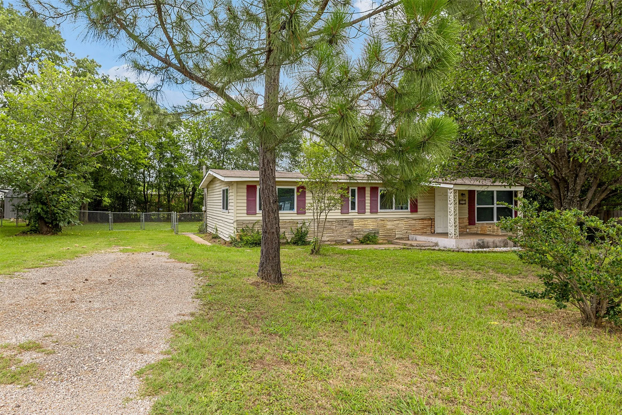 Manufactured Home For Rent in Henderson County , 110 W Shadowwood Street, Gun Barrel City, Texas 75156, 3 Bedroom, 2 Bathroom, Garage spaces, 1,128 Sqft, built in 1980, mls#21396023, Real Estate Agent in Gun Barrel City, Homes For Rent in Henderson county, Homes For Rent in Gun Barrel City, Realtor in Gun Barrel City Texas, Real Estate Brokerage Independent Realty Texas, Luminita Cordes Realtor