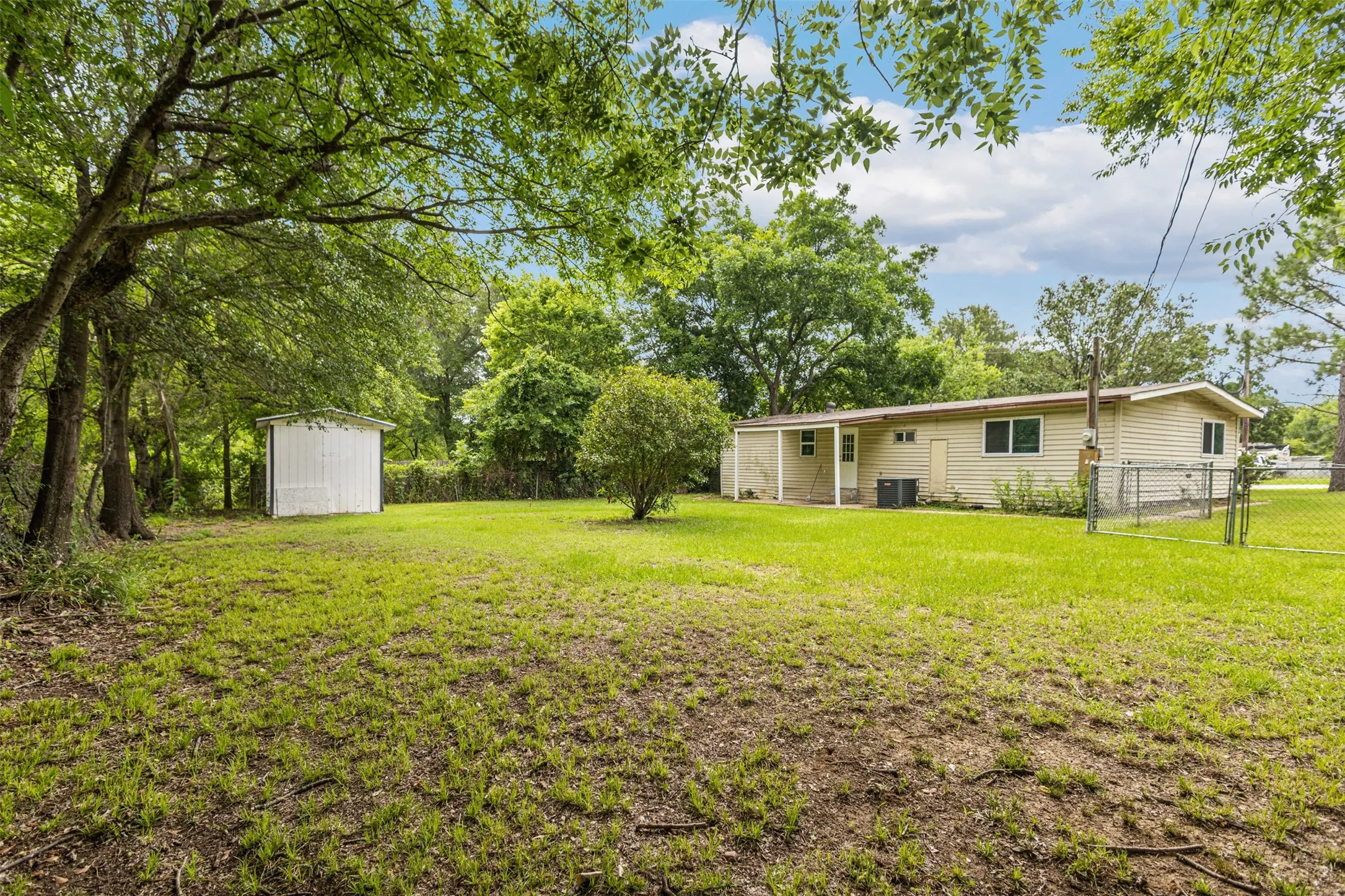 Manufactured Home For Rent in Henderson County , 110 W Shadowwood Street, Gun Barrel City, Texas 75156, 3 Bedroom, 2 Bathroom, Garage spaces, 1,128 Sqft, built in 1980, mls#21396023, Real Estate Agent in Gun Barrel City, Homes For Rent in Henderson county, Homes For Rent in Gun Barrel City, Realtor in Gun Barrel City Texas, Real Estate Brokerage Independent Realty Texas, Luminita Cordes Realtor