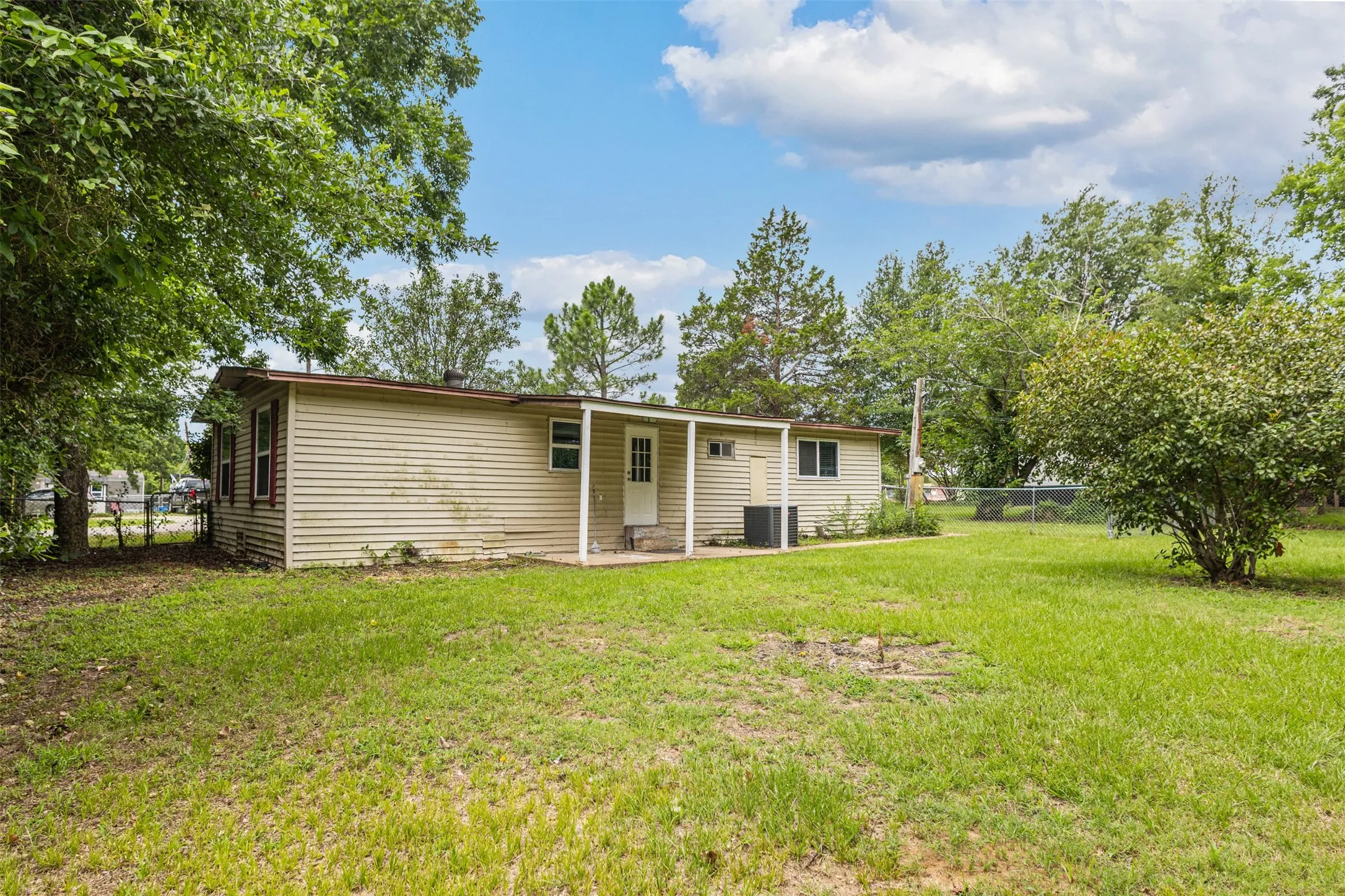 Manufactured Home For Rent in Henderson County , 110 W Shadowwood Street, Gun Barrel City, Texas 75156, 3 Bedroom, 2 Bathroom, Garage spaces, 1,128 Sqft, built in 1980, mls#21396023, Real Estate Agent in Gun Barrel City, Homes For Rent in Henderson county, Homes For Rent in Gun Barrel City, Realtor in Gun Barrel City Texas, Real Estate Brokerage Independent Realty Texas, Luminita Cordes Realtor