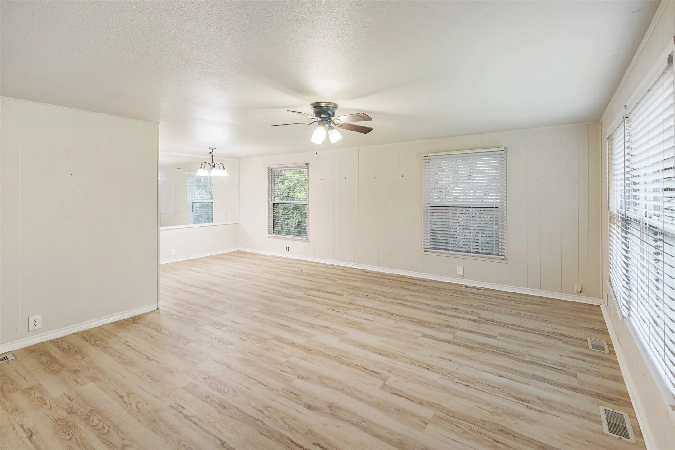 Manufactured Home For Rent in Henderson County , 110 W Shadowwood Street, Gun Barrel City, Texas 75156, 3 Bedroom, 2 Bathroom, Garage spaces, 1,128 Sqft, built in 1980, mls#21396023, Real Estate Agent in Gun Barrel City, Homes For Rent in Henderson county, Homes For Rent in Gun Barrel City, Realtor in Gun Barrel City Texas, Real Estate Brokerage Independent Realty Texas, Luminita Cordes Realtor