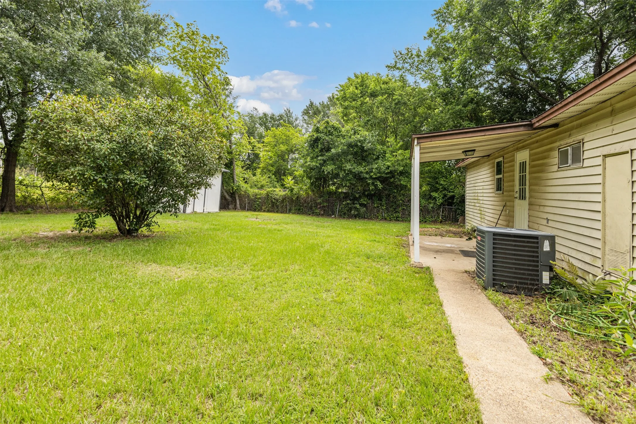 Manufactured Home For Rent in Henderson County , 110 W Shadowwood Street, Gun Barrel City, Texas 75156, 3 Bedroom, 2 Bathroom, Garage spaces, 1,128 Sqft, built in 1980, mls#21396023, Real Estate Agent in Gun Barrel City, Homes For Rent in Henderson county, Homes For Rent in Gun Barrel City, Realtor in Gun Barrel City Texas, Real Estate Brokerage Independent Realty Texas, Luminita Cordes Realtor
