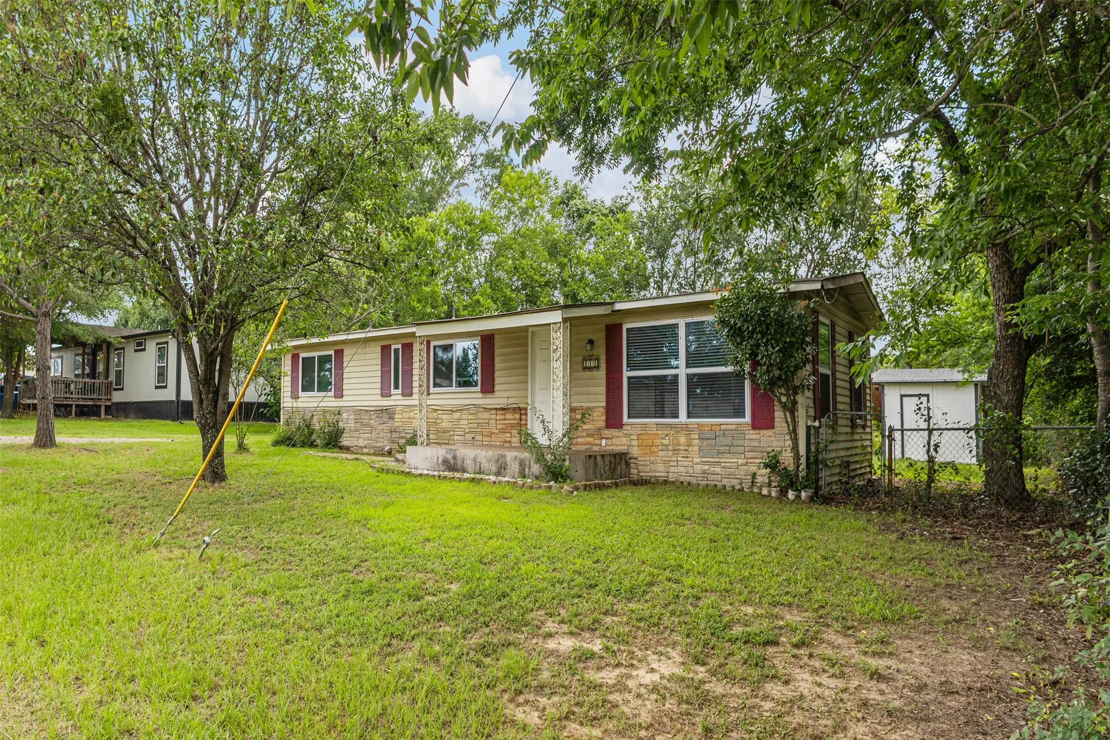 Manufactured Home For Rent in Henderson County , 110 W Shadowwood Street, Gun Barrel City, Texas 75156, 3 Bedroom, 2 Bathroom, Garage spaces, 1,128 Sqft, built in 1980, mls#21396023, Real Estate Agent in Gun Barrel City, Homes For Rent in Henderson county, Homes For Rent in Gun Barrel City, Realtor in Gun Barrel City Texas, Real Estate Brokerage Independent Realty Texas, Luminita Cordes Realtor