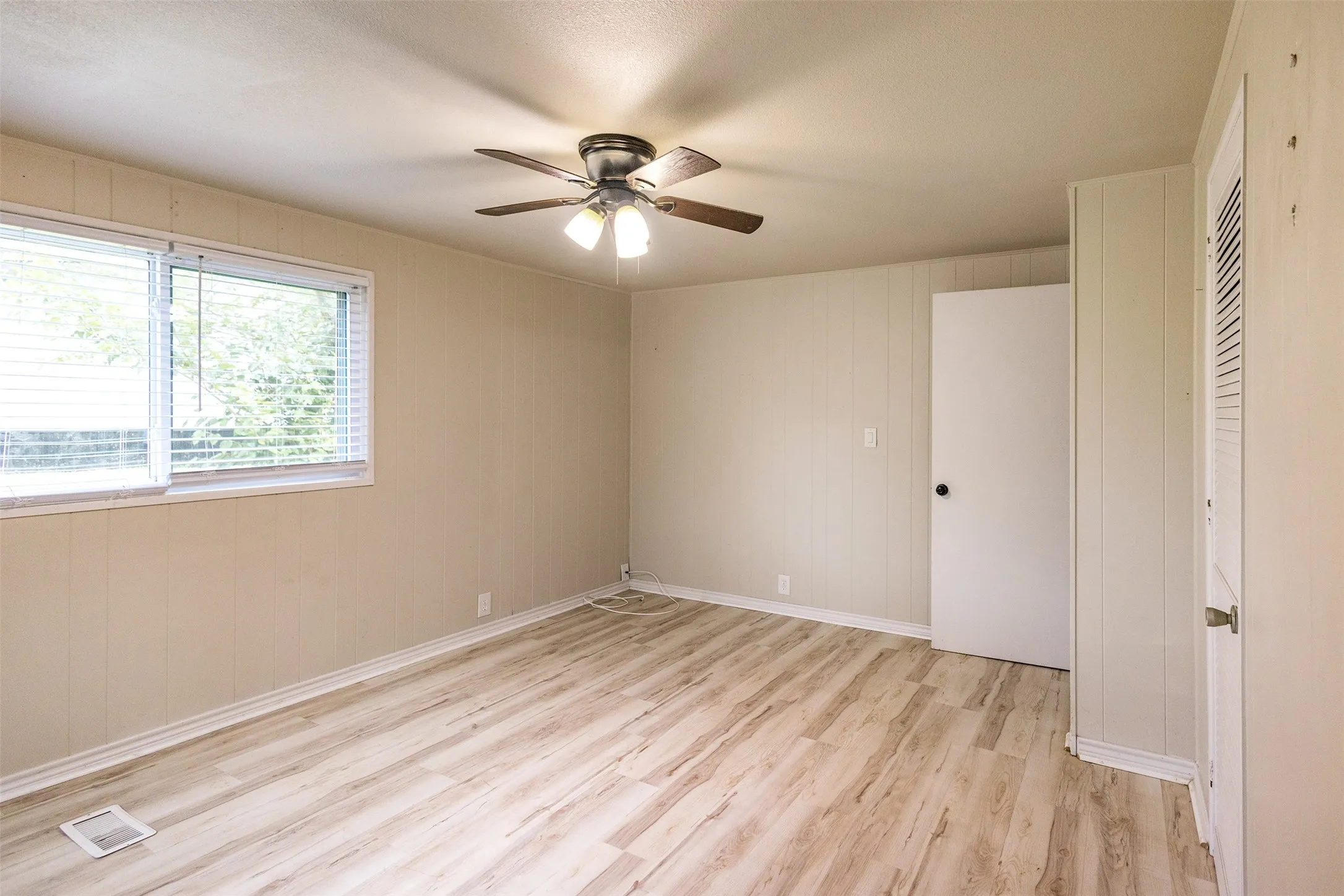 Manufactured Home For Rent in Henderson County , 110 W Shadowwood Street, Gun Barrel City, Texas 75156, 3 Bedroom, 2 Bathroom, Garage spaces, 1,128 Sqft, built in 1980, mls#21396023, Real Estate Agent in Gun Barrel City, Homes For Rent in Henderson county, Homes For Rent in Gun Barrel City, Realtor in Gun Barrel City Texas, Real Estate Brokerage Independent Realty Texas, Luminita Cordes Realtor