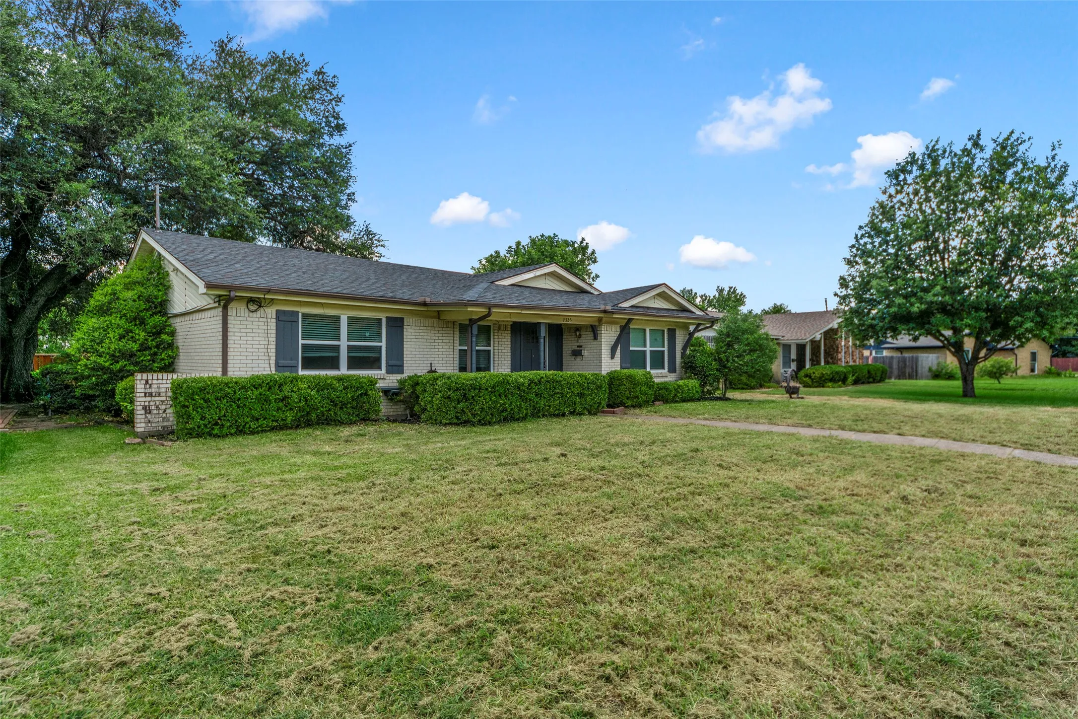 Single Family Residence For Sale in Dallas County , 2323 Luau Street, Mesquite, Texas 75150, 3 Bedroom, 2 Bathroom, 2 Garage spaces, 1,729 Sqft, built in 1965, mls#21398538, Real Estate Agent in Mesquite, Homes For Sale in Dallas county, Homes For Sale in Mesquite, Realtor in Mesquite Texas, Real Estate Brokerage Independent Realty Texas, Luminita Cordes Realtor