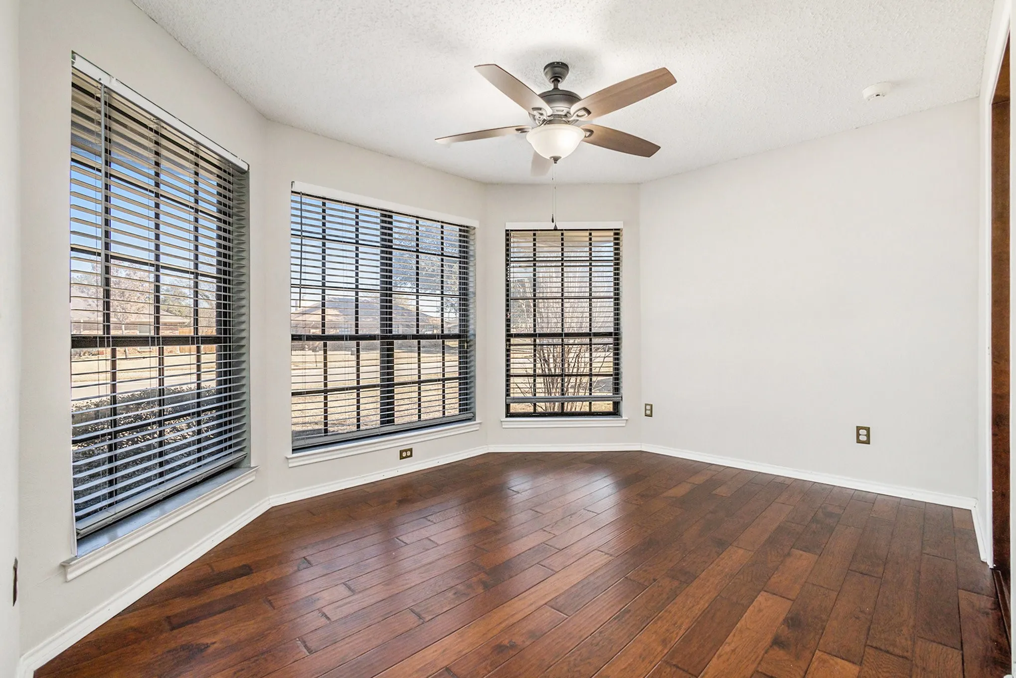 Single Family Residence For Rent in Collin County , 3204 Anchor Drive, Plano, Texas 75023, 3 Bedroom, 2 Bathroom, 2 Garage spaces, 1,604 Sqft, built in 1983, mls#21398573, Real Estate Agent in Plano, Homes For Rent in Collin county, Homes For Rent in Plano, Realtor in Plano Texas, Real Estate Brokerage Independent Realty Texas, Luminita Cordes Realtor