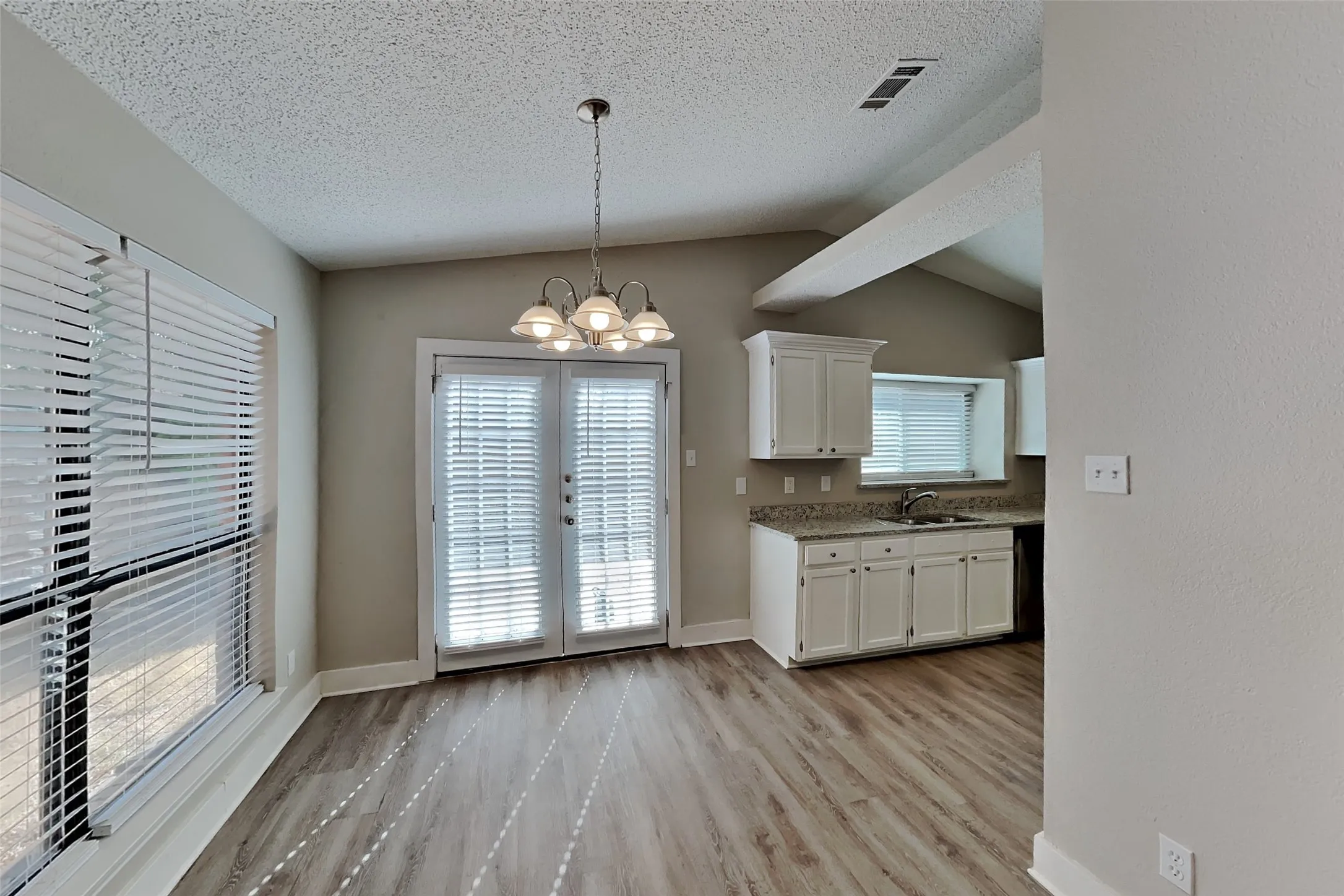 Single Family Residence For Rent in Denton County , 1370 Chinaberry Drive, Lewisville, Texas 75077, 3 Bedroom, 3 Bathroom, 2 Garage spaces, 1,438 Sqft, built in 1985, mls#21398572, Real Estate Agent in Lewisville, Homes For Rent in Denton county, Homes For Rent in Lewisville, Realtor in Lewisville Texas, Real Estate Brokerage Independent Realty Texas, Luminita Cordes Realtor