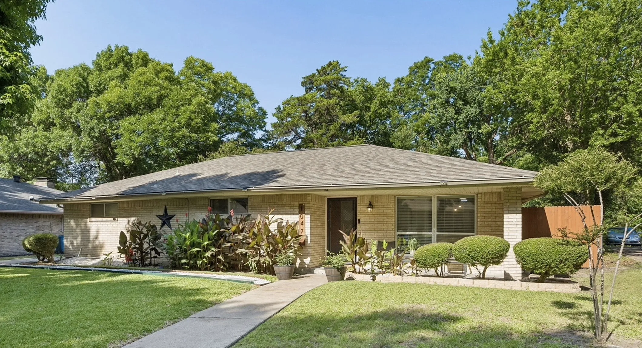 Single Family Residence For Sale in Dallas County , 1047 Westlake Drive, De Soto, Texas 75115, 3 Bedroom, 2 Bathroom, 2 Garage spaces, 1,985 Sqft, built in 1971, mls#21398553, Real Estate Agent in De Soto, Homes For Sale in Dallas county, Homes For Sale in De Soto, Realtor in De Soto Texas, Real Estate Brokerage Independent Realty Texas, Luminita Cordes Realtor