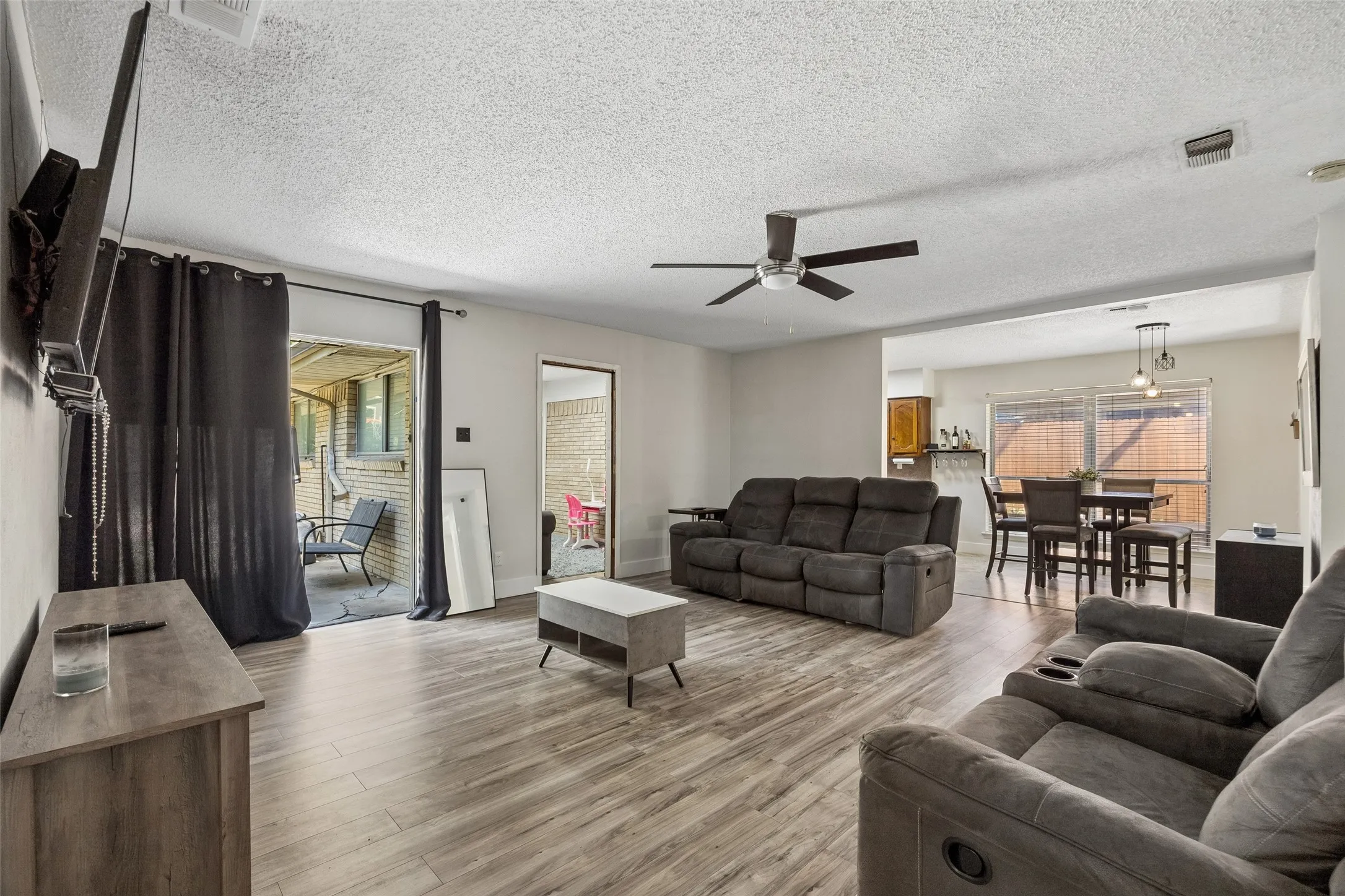 Single Family Residence For Sale in Dallas County , 1047 Westlake Drive, De Soto, Texas 75115, 3 Bedroom, 2 Bathroom, 2 Garage spaces, 1,985 Sqft, built in 1971, mls#21398553, Real Estate Agent in De Soto, Homes For Sale in Dallas county, Homes For Sale in De Soto, Realtor in De Soto Texas, Real Estate Brokerage Independent Realty Texas, Luminita Cordes Realtor