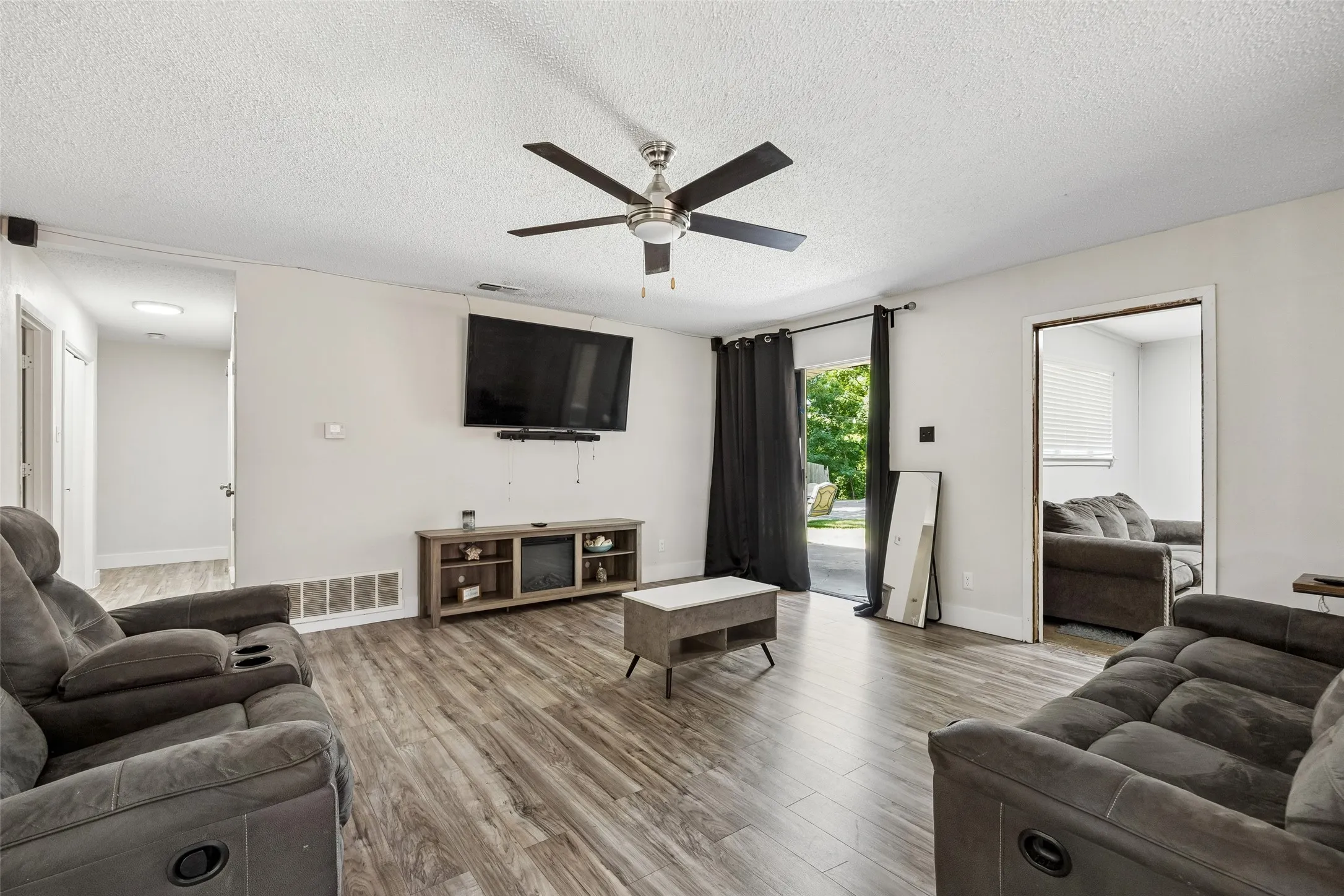 Single Family Residence For Sale in Dallas County , 1047 Westlake Drive, De Soto, Texas 75115, 3 Bedroom, 2 Bathroom, 2 Garage spaces, 1,985 Sqft, built in 1971, mls#21398553, Real Estate Agent in De Soto, Homes For Sale in Dallas county, Homes For Sale in De Soto, Realtor in De Soto Texas, Real Estate Brokerage Independent Realty Texas, Luminita Cordes Realtor