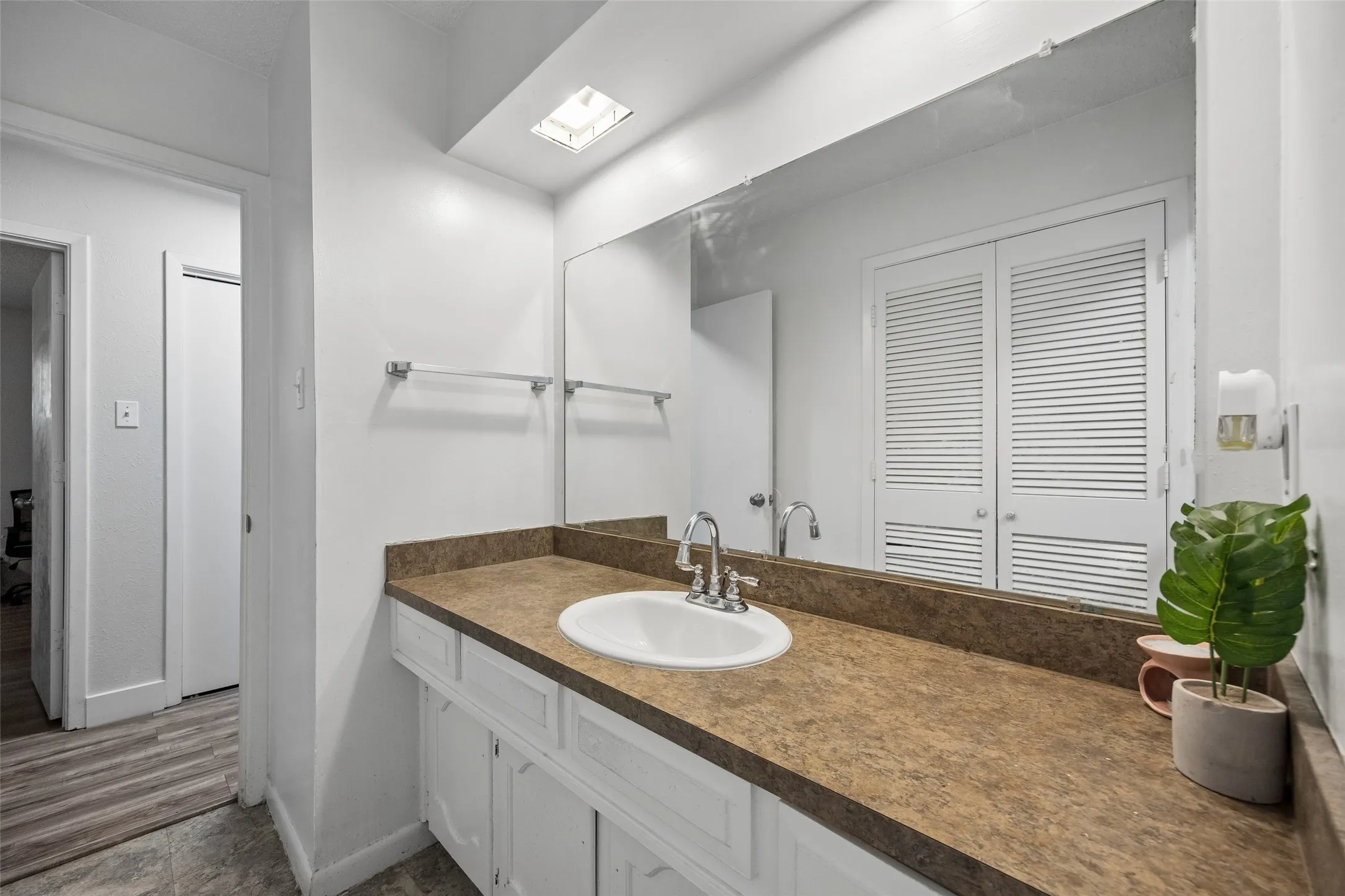 Single Family Residence For Sale in Dallas County , 1047 Westlake Drive, De Soto, Texas 75115, 3 Bedroom, 2 Bathroom, 2 Garage spaces, 1,985 Sqft, built in 1971, mls#21398553, Real Estate Agent in De Soto, Homes For Sale in Dallas county, Homes For Sale in De Soto, Realtor in De Soto Texas, Real Estate Brokerage Independent Realty Texas, Luminita Cordes Realtor