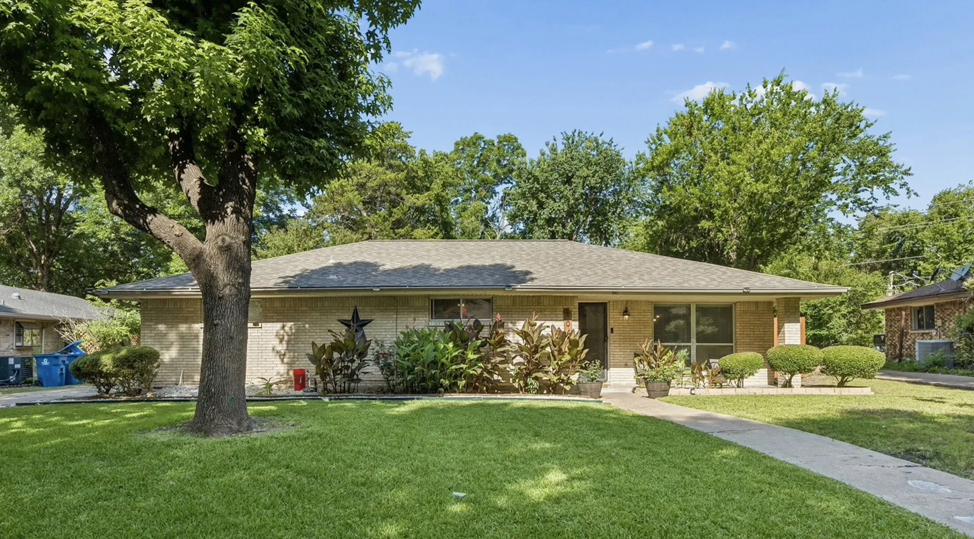 Single Family Residence For Sale in Dallas County , 1047 Westlake Drive, De Soto, Texas 75115, 3 Bedroom, 2 Bathroom, 2 Garage spaces, 1,985 Sqft, built in 1971, mls#21398553, Real Estate Agent in De Soto, Homes For Sale in Dallas county, Homes For Sale in De Soto, Realtor in De Soto Texas, Real Estate Brokerage Independent Realty Texas, Luminita Cordes Realtor