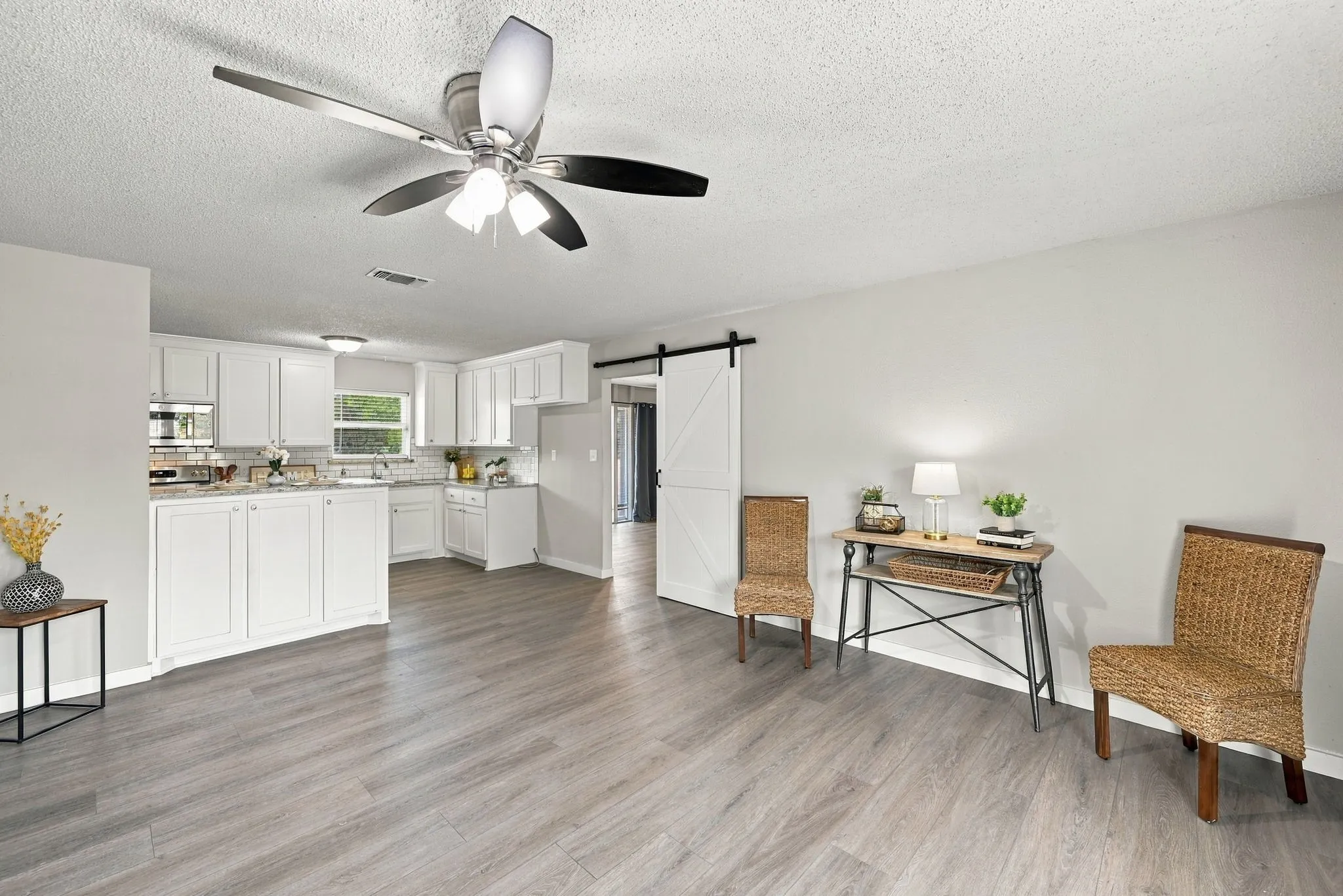 Single Family Residence For Sale in Ellis County , 1404 Hillside Drive, Midlothian, Texas 76065, 4 Bedroom, 2 Bathroom, Garage spaces, 1,836 Sqft, built in 1968, mls#21396284, Real Estate Agent in Midlothian, Homes For Sale in Ellis county, Homes For Sale in Midlothian, Realtor in Midlothian Texas, Real Estate Brokerage Independent Realty Texas, Luminita Cordes Realtor