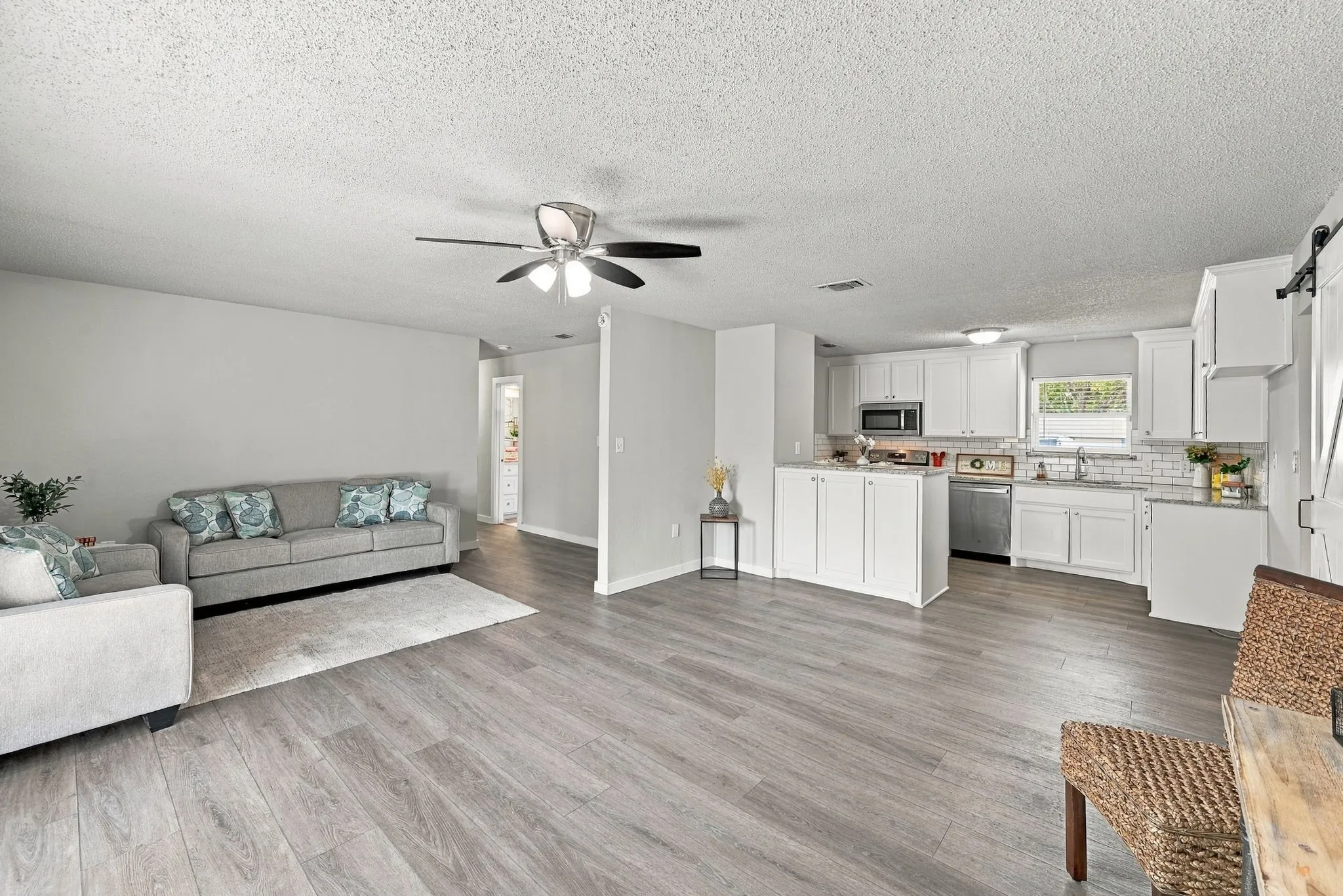 Single Family Residence For Sale in Ellis County , 1404 Hillside Drive, Midlothian, Texas 76065, 4 Bedroom, 2 Bathroom, Garage spaces, 1,836 Sqft, built in 1968, mls#21396284, Real Estate Agent in Midlothian, Homes For Sale in Ellis county, Homes For Sale in Midlothian, Realtor in Midlothian Texas, Real Estate Brokerage Independent Realty Texas, Luminita Cordes Realtor