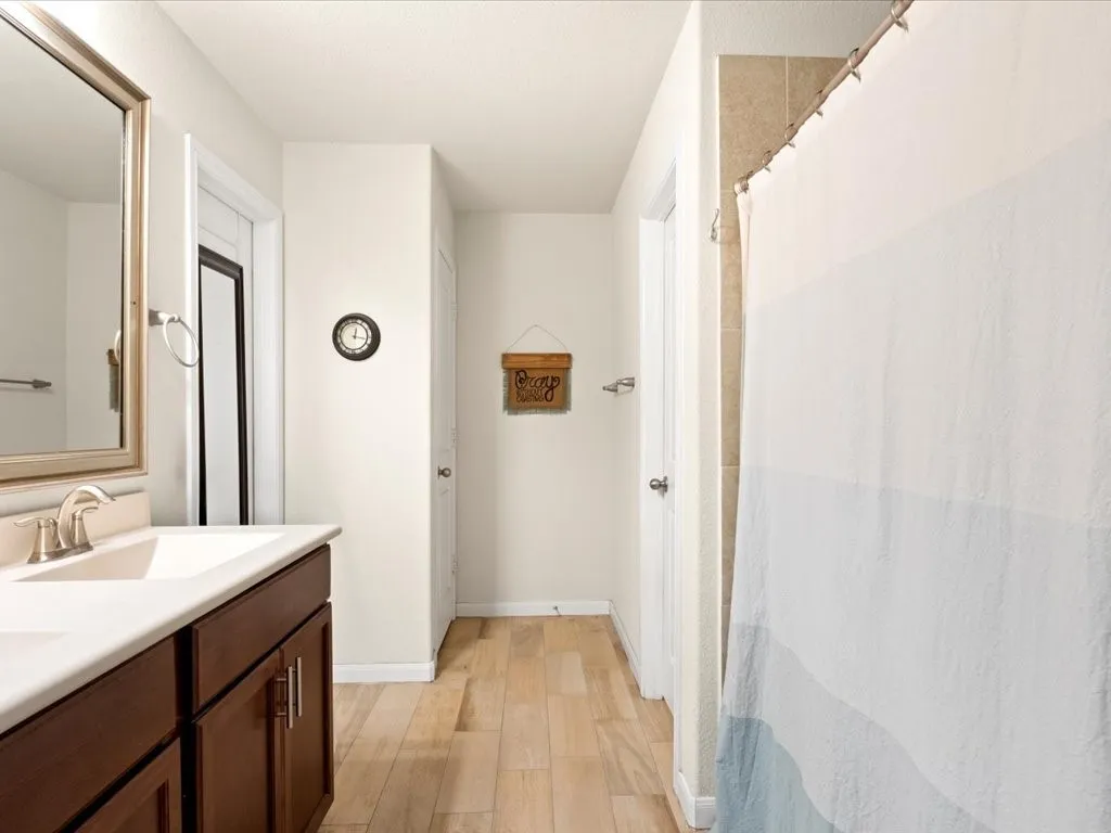 Single Family Residence For Sale in Ellis County , 125 Lariat Trail, Waxahachie, Texas 75165, 3 Bedroom, 2 Bathroom, 2 Garage spaces, 2,186 Sqft, built in 2018, mls#21398234, Real Estate Agent in Waxahachie, Homes For Sale in Ellis county, Homes For Sale in Waxahachie, Realtor in Waxahachie Texas, Real Estate Brokerage Independent Realty Texas, Luminita Cordes Realtor