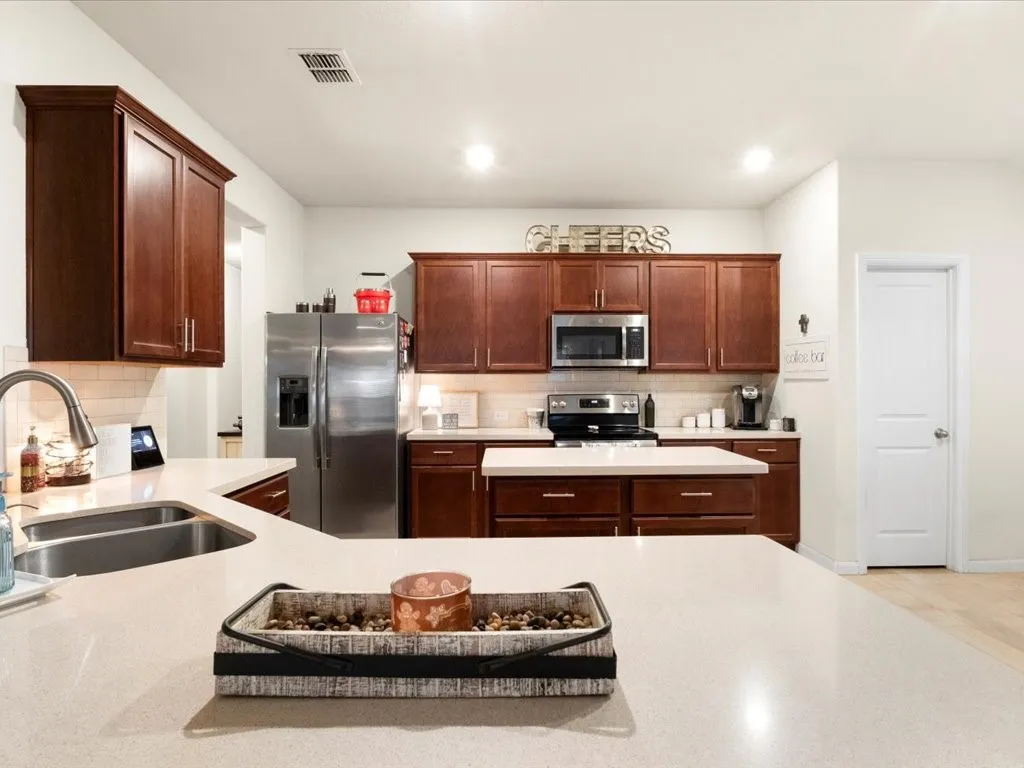 Single Family Residence For Sale in Ellis County , 125 Lariat Trail, Waxahachie, Texas 75165, 3 Bedroom, 2 Bathroom, 2 Garage spaces, 2,186 Sqft, built in 2018, mls#21398234, Real Estate Agent in Waxahachie, Homes For Sale in Ellis county, Homes For Sale in Waxahachie, Realtor in Waxahachie Texas, Real Estate Brokerage Independent Realty Texas, Luminita Cordes Realtor