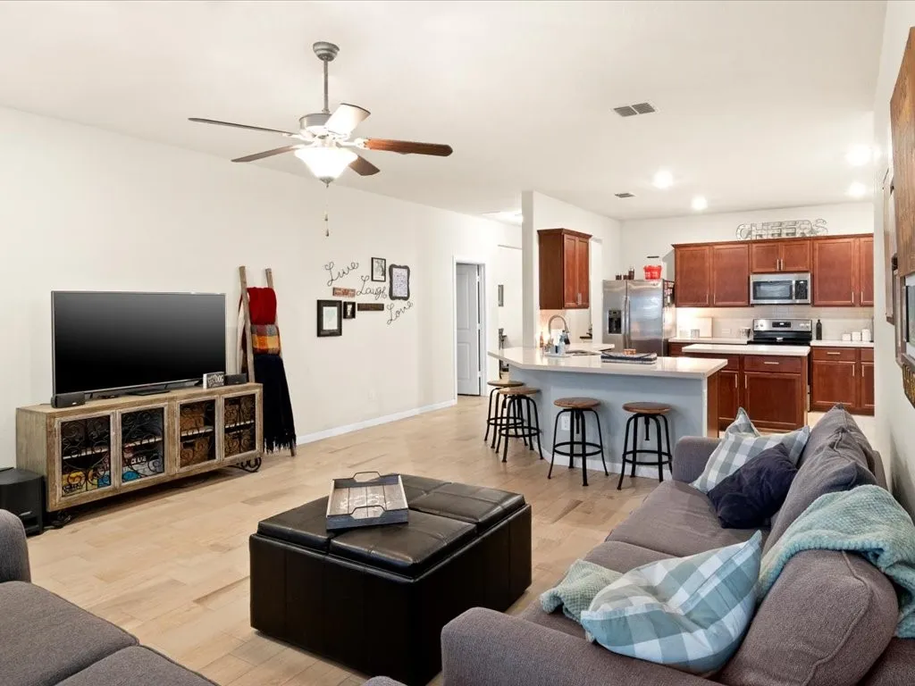 Single Family Residence For Sale in Ellis County , 125 Lariat Trail, Waxahachie, Texas 75165, 3 Bedroom, 2 Bathroom, 2 Garage spaces, 2,186 Sqft, built in 2018, mls#21398234, Real Estate Agent in Waxahachie, Homes For Sale in Ellis county, Homes For Sale in Waxahachie, Realtor in Waxahachie Texas, Real Estate Brokerage Independent Realty Texas, Luminita Cordes Realtor