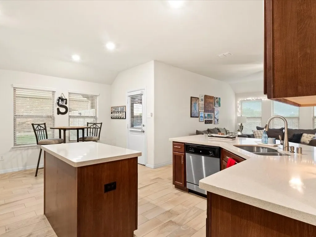 Single Family Residence For Sale in Ellis County , 125 Lariat Trail, Waxahachie, Texas 75165, 3 Bedroom, 2 Bathroom, 2 Garage spaces, 2,186 Sqft, built in 2018, mls#21398234, Real Estate Agent in Waxahachie, Homes For Sale in Ellis county, Homes For Sale in Waxahachie, Realtor in Waxahachie Texas, Real Estate Brokerage Independent Realty Texas, Luminita Cordes Realtor