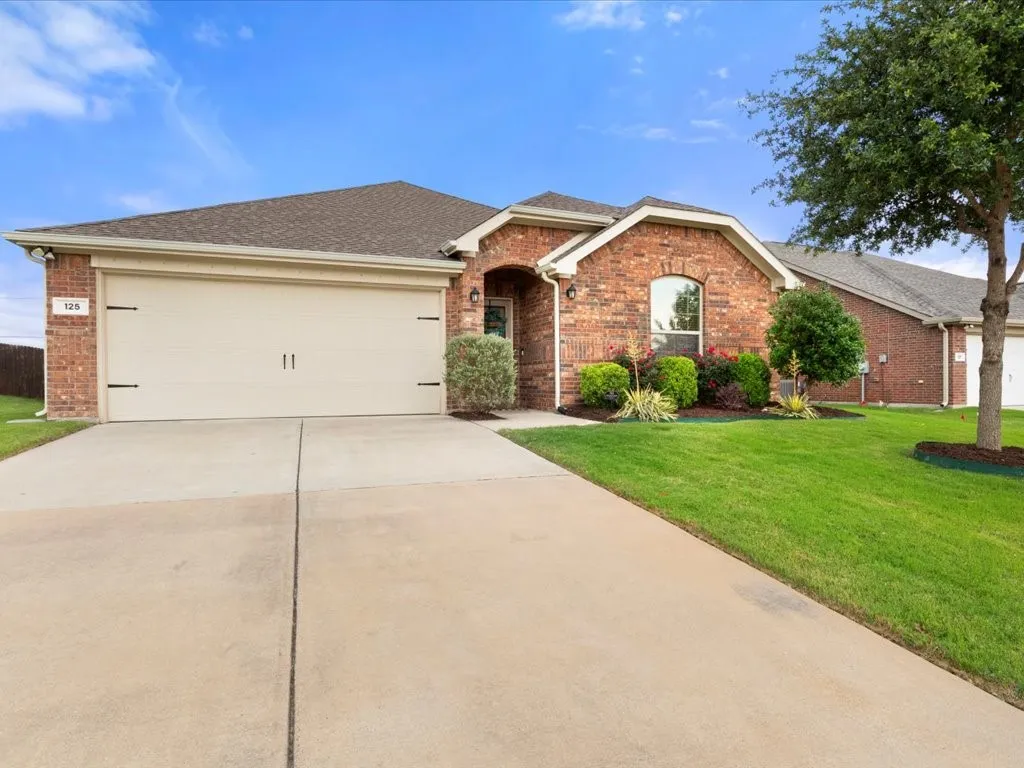 Single Family Residence For Sale in Ellis County , 125 Lariat Trail, Waxahachie, Texas 75165, 3 Bedroom, 2 Bathroom, 2 Garage spaces, 2,186 Sqft, built in 2018, mls#21398234, Real Estate Agent in Waxahachie, Homes For Sale in Ellis county, Homes For Sale in Waxahachie, Realtor in Waxahachie Texas, Real Estate Brokerage Independent Realty Texas, Luminita Cordes Realtor