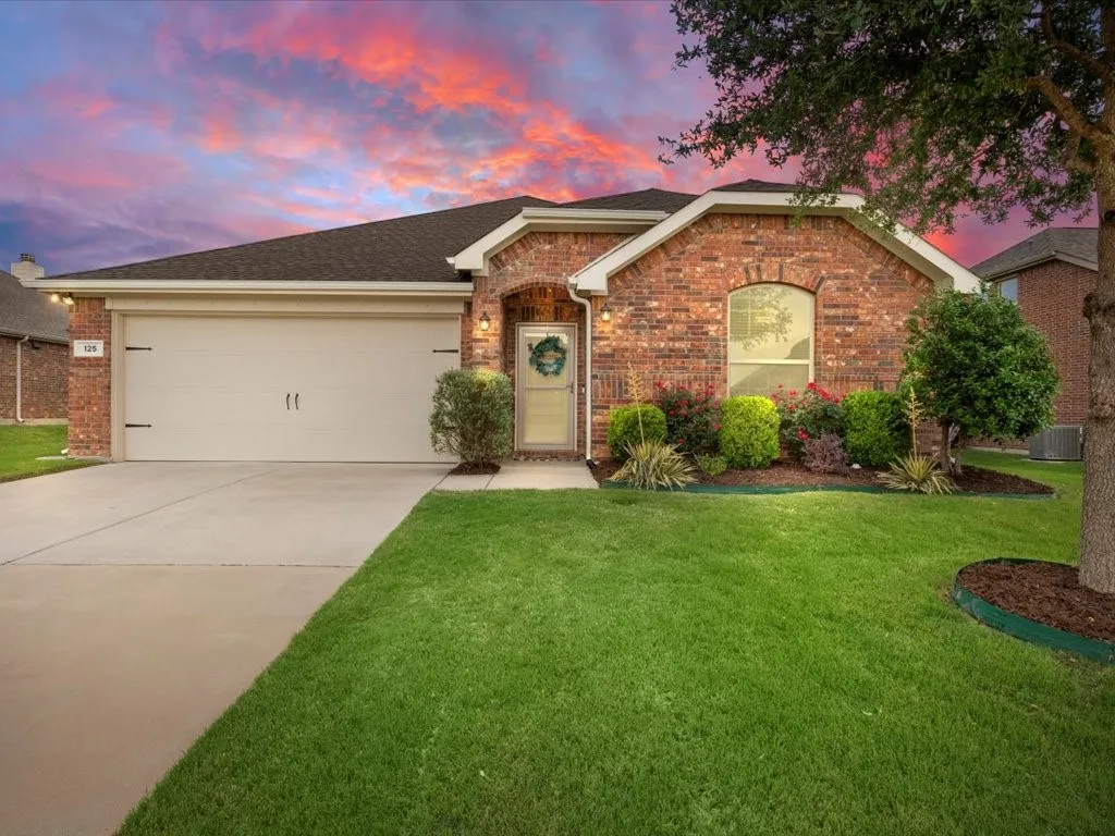 Single Family Residence For Sale in Ellis County , 125 Lariat Trail, Waxahachie, Texas 75165, 3 Bedroom, 2 Bathroom, 2 Garage spaces, 2,186 Sqft, built in 2018, mls#21398234, Real Estate Agent in Waxahachie, Homes For Sale in Ellis county, Homes For Sale in Waxahachie, Realtor in Waxahachie Texas, Real Estate Brokerage Independent Realty Texas, Luminita Cordes Realtor