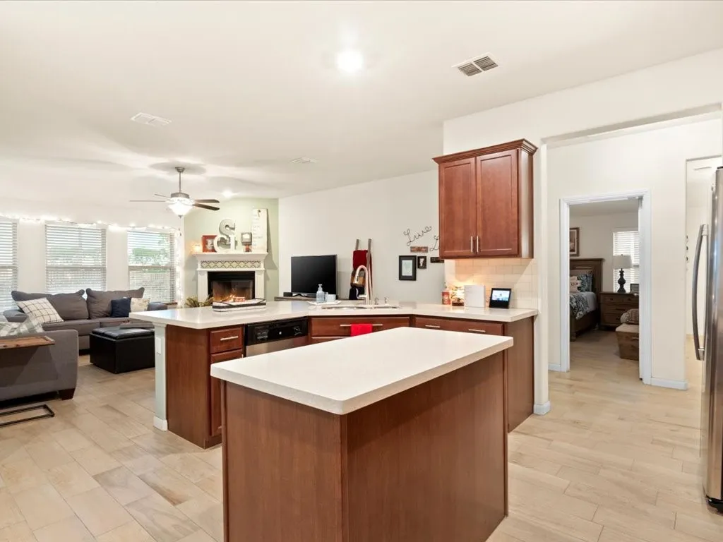 Single Family Residence For Sale in Ellis County , 125 Lariat Trail, Waxahachie, Texas 75165, 3 Bedroom, 2 Bathroom, 2 Garage spaces, 2,186 Sqft, built in 2018, mls#21398234, Real Estate Agent in Waxahachie, Homes For Sale in Ellis county, Homes For Sale in Waxahachie, Realtor in Waxahachie Texas, Real Estate Brokerage Independent Realty Texas, Luminita Cordes Realtor