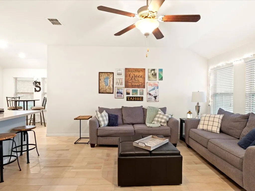 Single Family Residence For Sale in Ellis County , 125 Lariat Trail, Waxahachie, Texas 75165, 3 Bedroom, 2 Bathroom, 2 Garage spaces, 2,186 Sqft, built in 2018, mls#21398234, Real Estate Agent in Waxahachie, Homes For Sale in Ellis county, Homes For Sale in Waxahachie, Realtor in Waxahachie Texas, Real Estate Brokerage Independent Realty Texas, Luminita Cordes Realtor