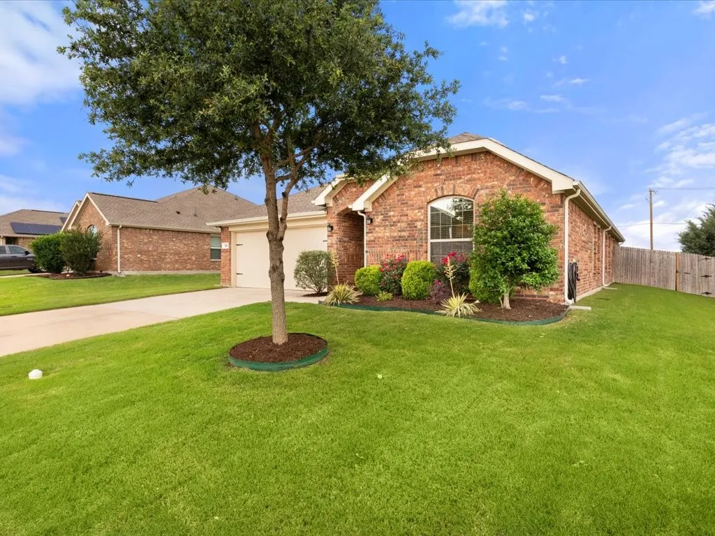 Single Family Residence For Sale in Ellis County , 125 Lariat Trail, Waxahachie, Texas 75165, 3 Bedroom, 2 Bathroom, 2 Garage spaces, 2,186 Sqft, built in 2018, mls#21398234, Real Estate Agent in Waxahachie, Homes For Sale in Ellis county, Homes For Sale in Waxahachie, Realtor in Waxahachie Texas, Real Estate Brokerage Independent Realty Texas, Luminita Cordes Realtor