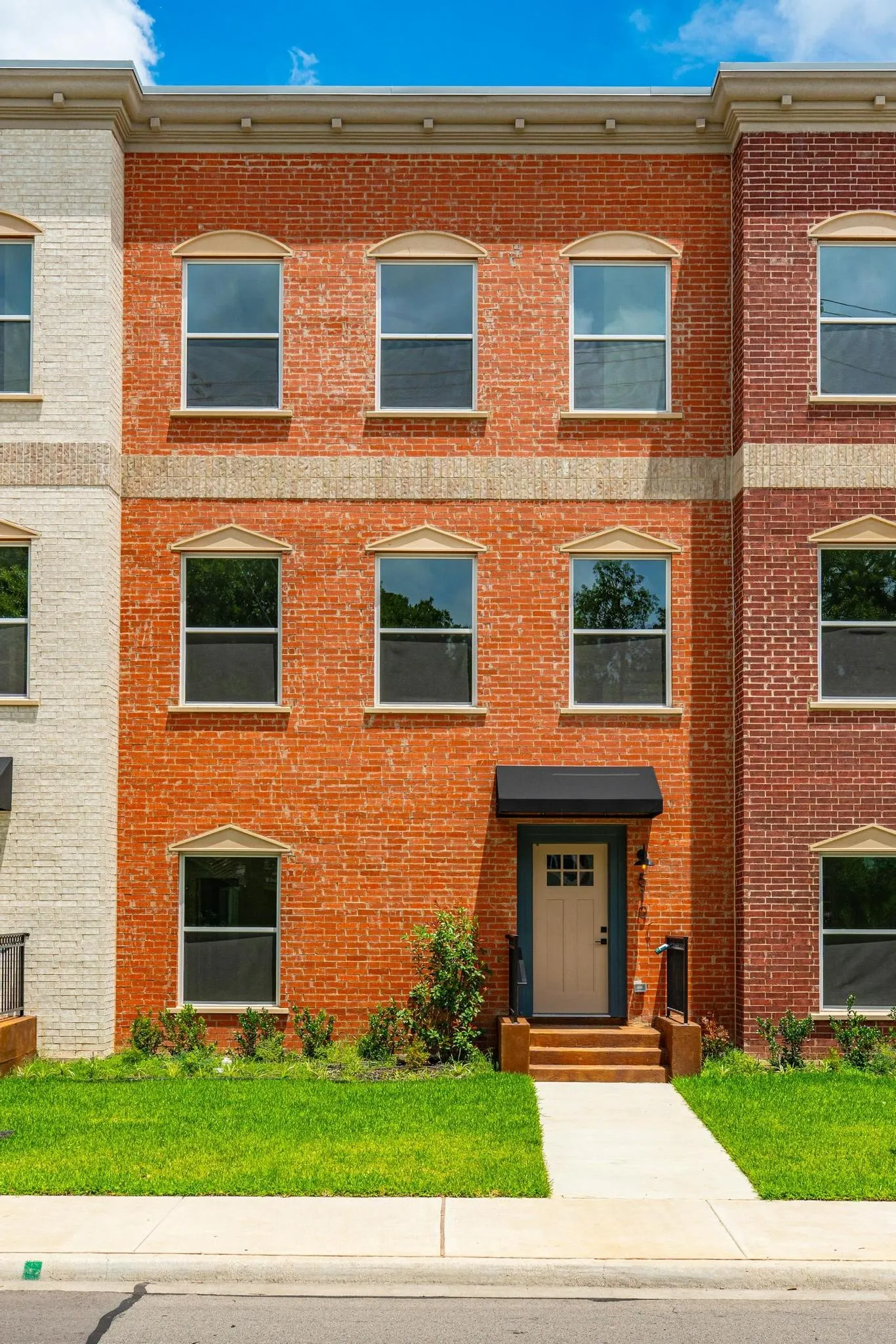 Townhouse For Rent in Dallas County , 510 S Oconnor Road, Irving, Texas 75060, 3 Bedroom, 3 Bathroom, 2 Garage spaces, 2,244 Sqft, built in 2024, mls#21398045, Real Estate Agent in Irving, Homes For Rent in Dallas county, Homes For Rent in Irving, Realtor in Irving Texas, Real Estate Brokerage Independent Realty Texas, Luminita Cordes Realtor