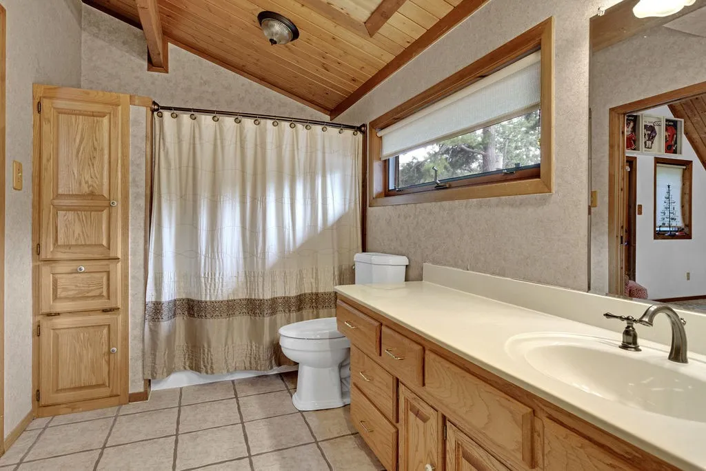 Single Family Residence For Sale in Smith County , 334 Hideaway Lane Central, Hideaway, Texas 75771, 3 Bedroom, 3 Bathroom, 2 Garage spaces, 2,920 Sqft, built in 1989, mls#21397758, Real Estate Agent in Hideaway, Homes For Sale in Smith county, Homes For Sale in Hideaway, Realtor in Hideaway Texas, Real Estate Brokerage Independent Realty Texas, Luminita Cordes Realtor