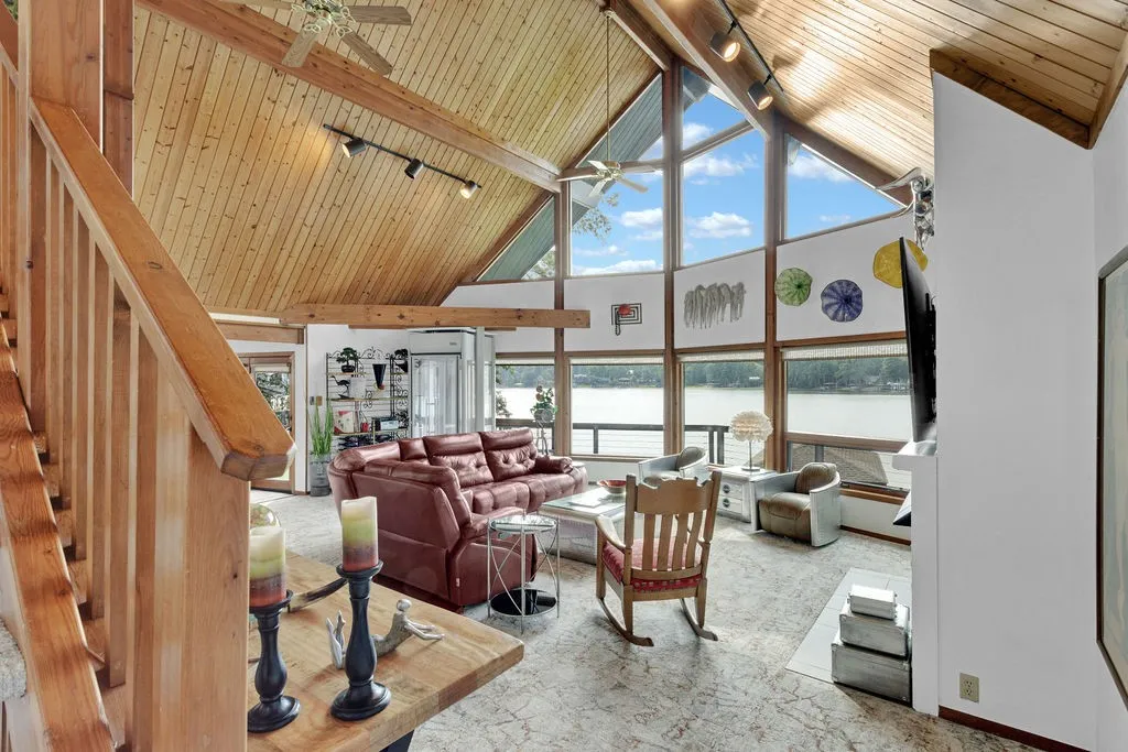 Single Family Residence For Sale in Smith County , 334 Hideaway Lane Central, Hideaway, Texas 75771, 3 Bedroom, 3 Bathroom, 2 Garage spaces, 2,920 Sqft, built in 1989, mls#21397758, Real Estate Agent in Hideaway, Homes For Sale in Smith county, Homes For Sale in Hideaway, Realtor in Hideaway Texas, Real Estate Brokerage Independent Realty Texas, Luminita Cordes Realtor