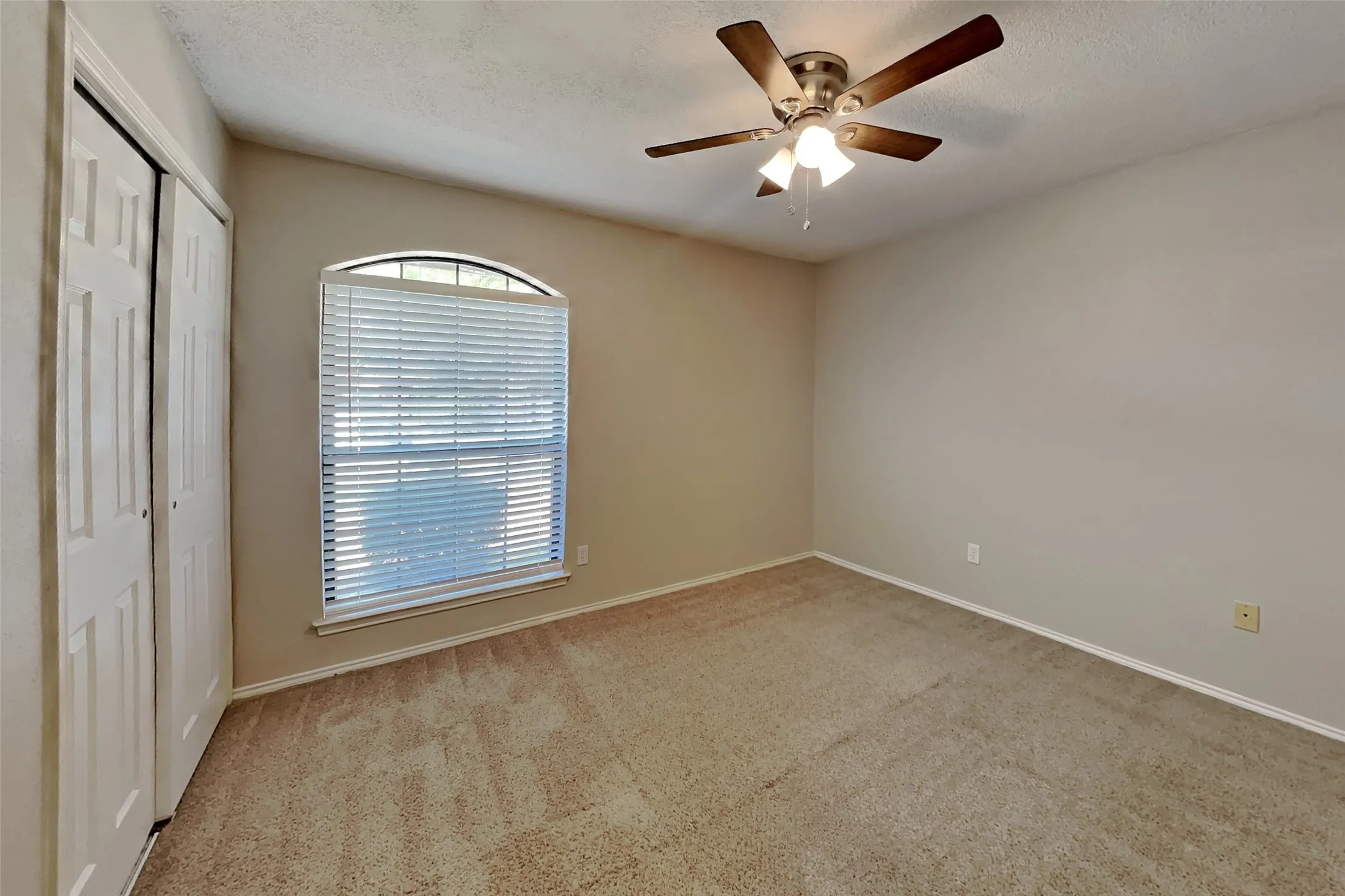 Single Family Residence For Rent in Tarrant County , 812 Wind Brooke Drive, Arlington, Texas 76001, 3 Bedroom, 2 Bathroom, 2 Garage spaces, 1,516 Sqft, built in 1986, mls#21398604, Real Estate Agent in Arlington, Homes For Rent in Tarrant county, Homes For Rent in Arlington, Realtor in Arlington Texas, Real Estate Brokerage Independent Realty Texas, Luminita Cordes Realtor