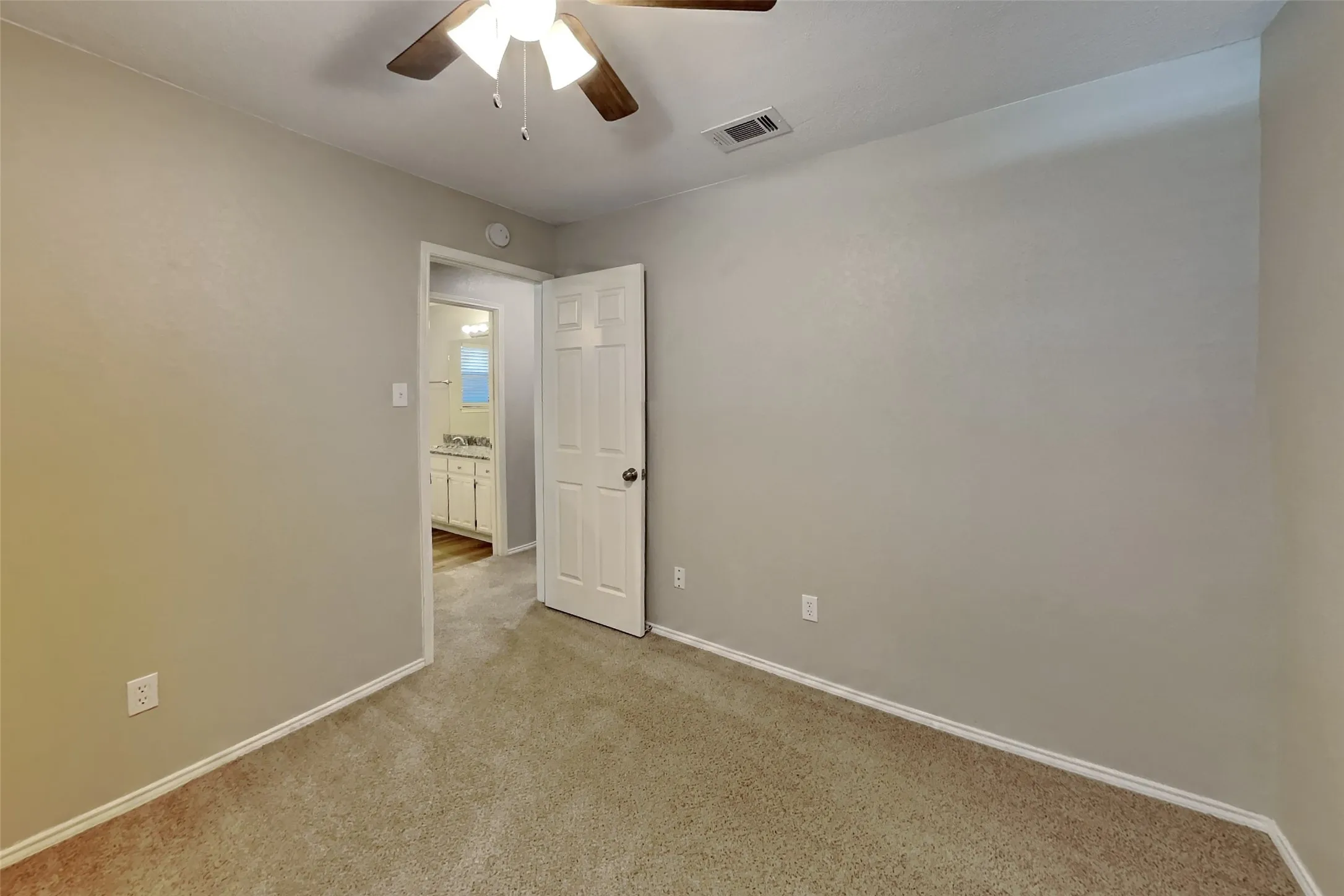Single Family Residence For Rent in Tarrant County , 812 Wind Brooke Drive, Arlington, Texas 76001, 3 Bedroom, 2 Bathroom, 2 Garage spaces, 1,516 Sqft, built in 1986, mls#21398604, Real Estate Agent in Arlington, Homes For Rent in Tarrant county, Homes For Rent in Arlington, Realtor in Arlington Texas, Real Estate Brokerage Independent Realty Texas, Luminita Cordes Realtor