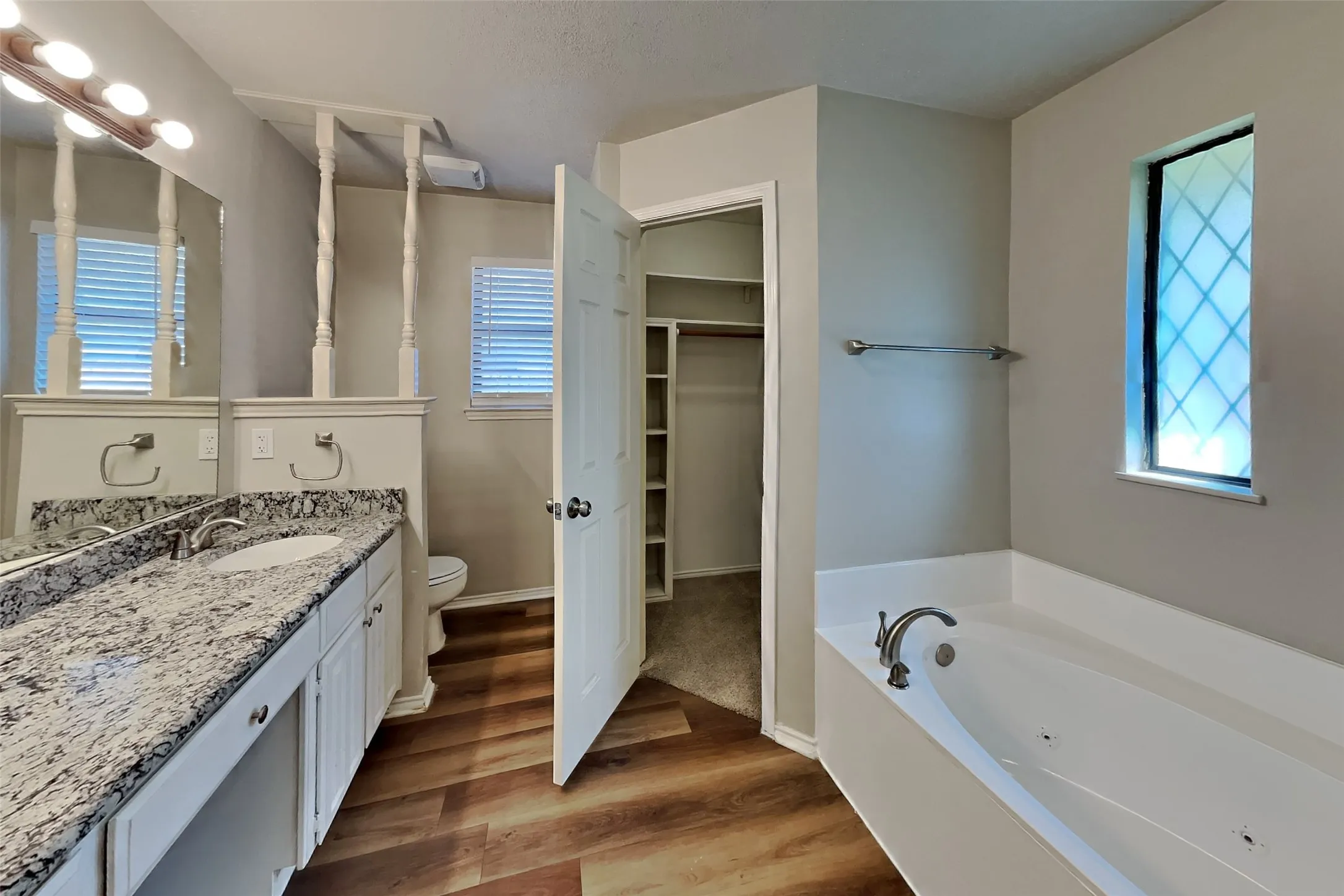 Single Family Residence For Rent in Tarrant County , 812 Wind Brooke Drive, Arlington, Texas 76001, 3 Bedroom, 2 Bathroom, 2 Garage spaces, 1,516 Sqft, built in 1986, mls#21398604, Real Estate Agent in Arlington, Homes For Rent in Tarrant county, Homes For Rent in Arlington, Realtor in Arlington Texas, Real Estate Brokerage Independent Realty Texas, Luminita Cordes Realtor