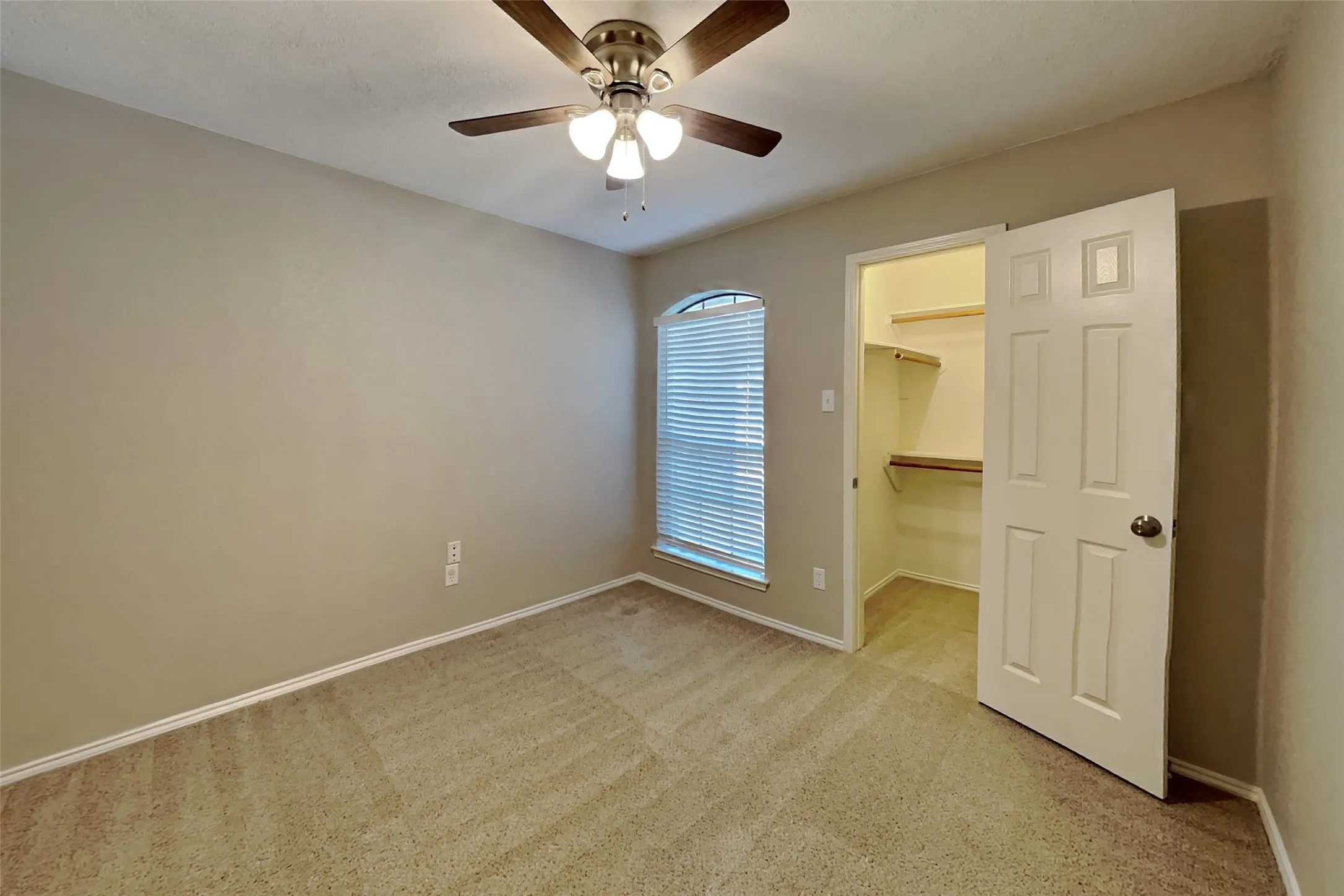 Single Family Residence For Rent in Tarrant County , 812 Wind Brooke Drive, Arlington, Texas 76001, 3 Bedroom, 2 Bathroom, 2 Garage spaces, 1,516 Sqft, built in 1986, mls#21398604, Real Estate Agent in Arlington, Homes For Rent in Tarrant county, Homes For Rent in Arlington, Realtor in Arlington Texas, Real Estate Brokerage Independent Realty Texas, Luminita Cordes Realtor
