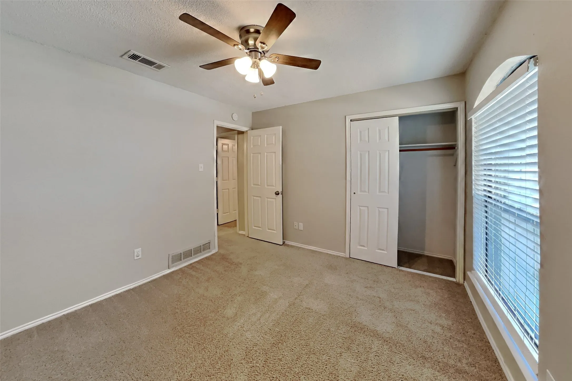 Single Family Residence For Rent in Tarrant County , 812 Wind Brooke Drive, Arlington, Texas 76001, 3 Bedroom, 2 Bathroom, 2 Garage spaces, 1,516 Sqft, built in 1986, mls#21398604, Real Estate Agent in Arlington, Homes For Rent in Tarrant county, Homes For Rent in Arlington, Realtor in Arlington Texas, Real Estate Brokerage Independent Realty Texas, Luminita Cordes Realtor