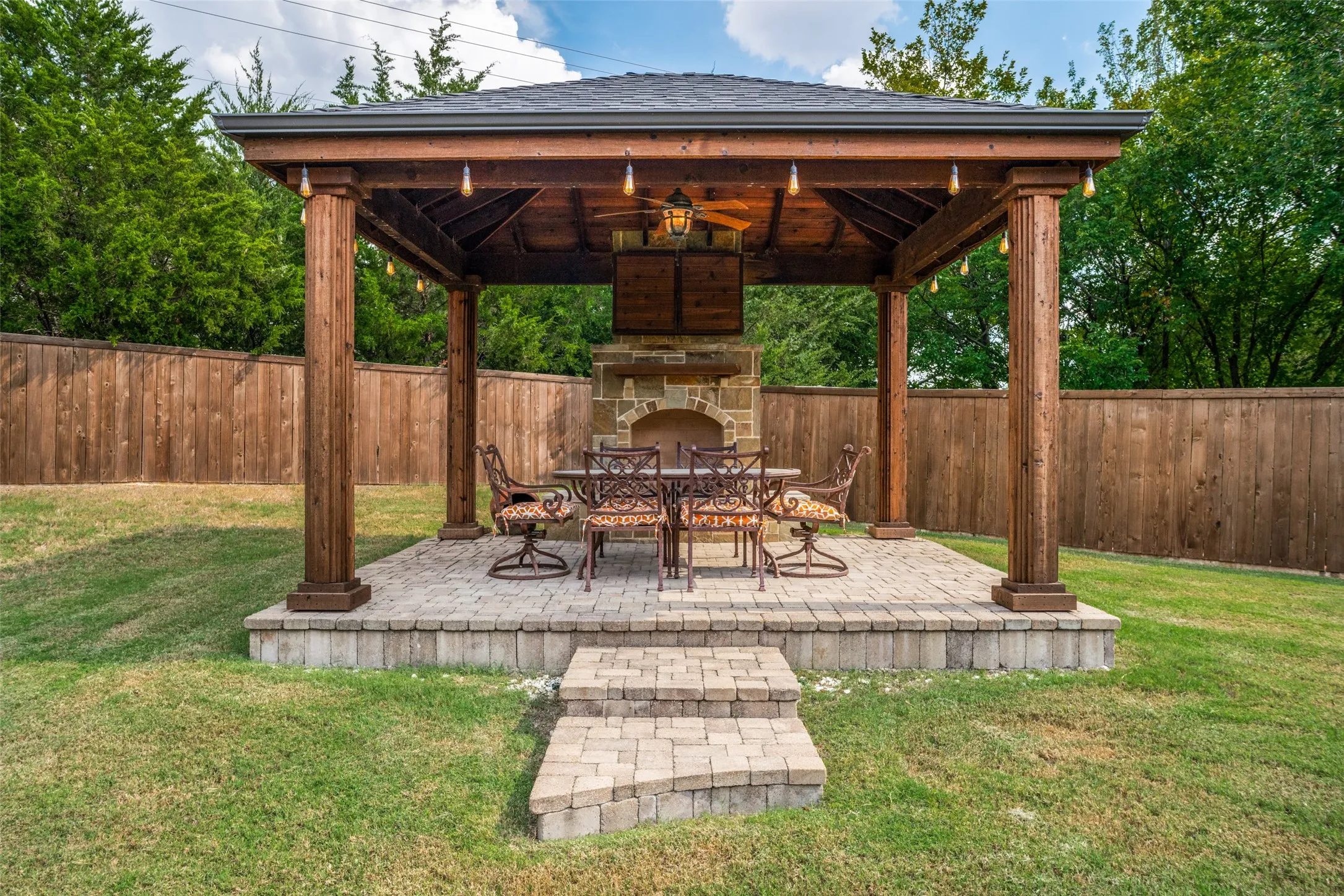 Single Family Residence For Sale in Collin County , 321 Berkshire Court, Prosper, Texas 75078, 3 Bedroom, 3 Bathroom, 3 Garage spaces, 2,671 Sqft, built in 2016, mls#21398549, Real Estate Agent in Prosper, Homes For Sale in Collin county, Homes For Sale in Prosper, Realtor in Prosper Texas, Real Estate Brokerage Independent Realty Texas, Luminita Cordes Realtor