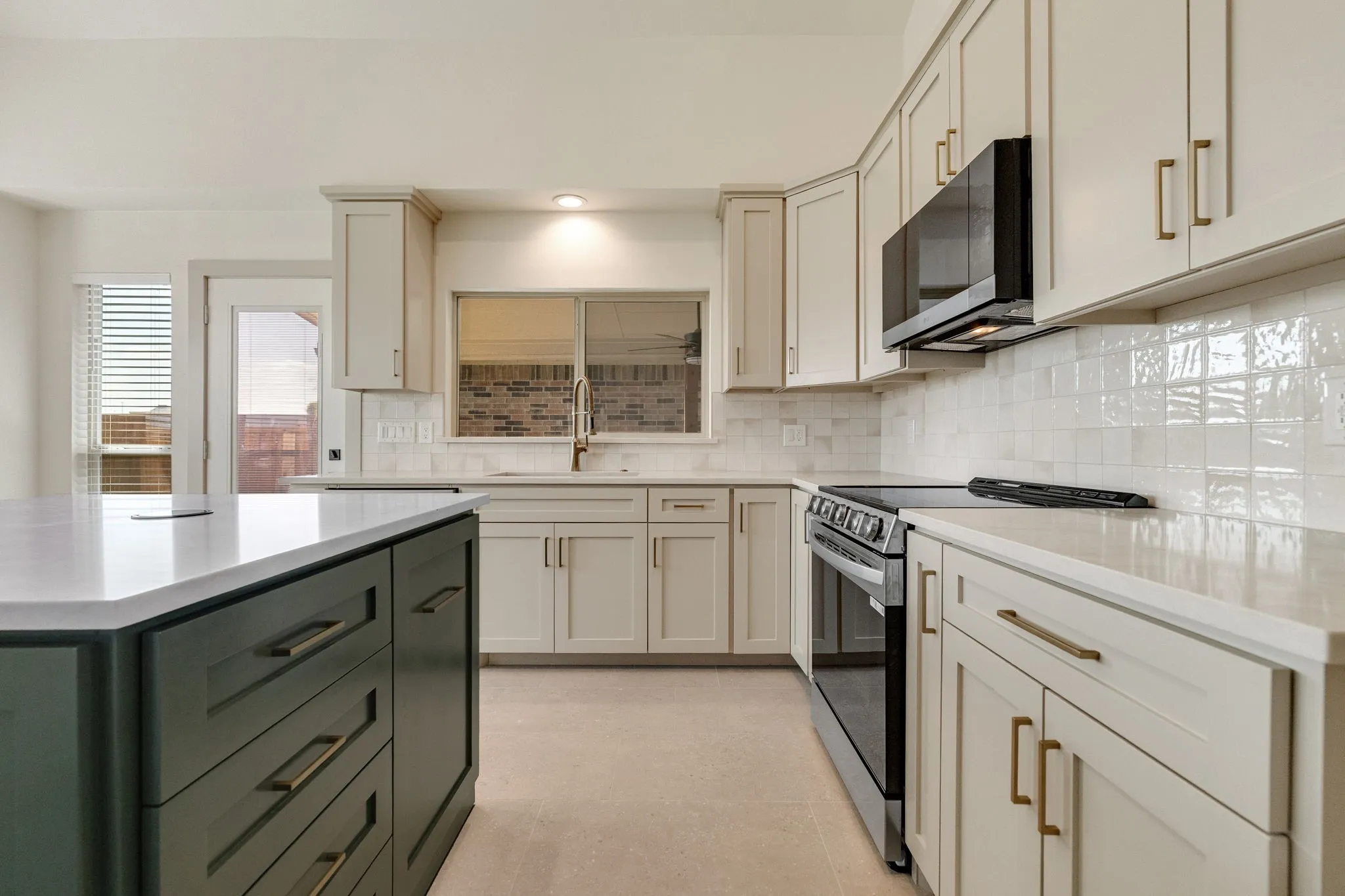 Single Family Residence For Rent in Dallas County , 16726 Cleary Circle, Dallas, Texas 75248, 3 Bedroom, 2 Bathroom, 2 Garage spaces, 1,925 Sqft, built in 1983, mls#21398632, Real Estate Agent in Dallas, Homes For Rent in Dallas county, Homes For Rent in Dallas, Realtor in Dallas Texas, Real Estate Brokerage Independent Realty Texas, Luminita Cordes Realtor