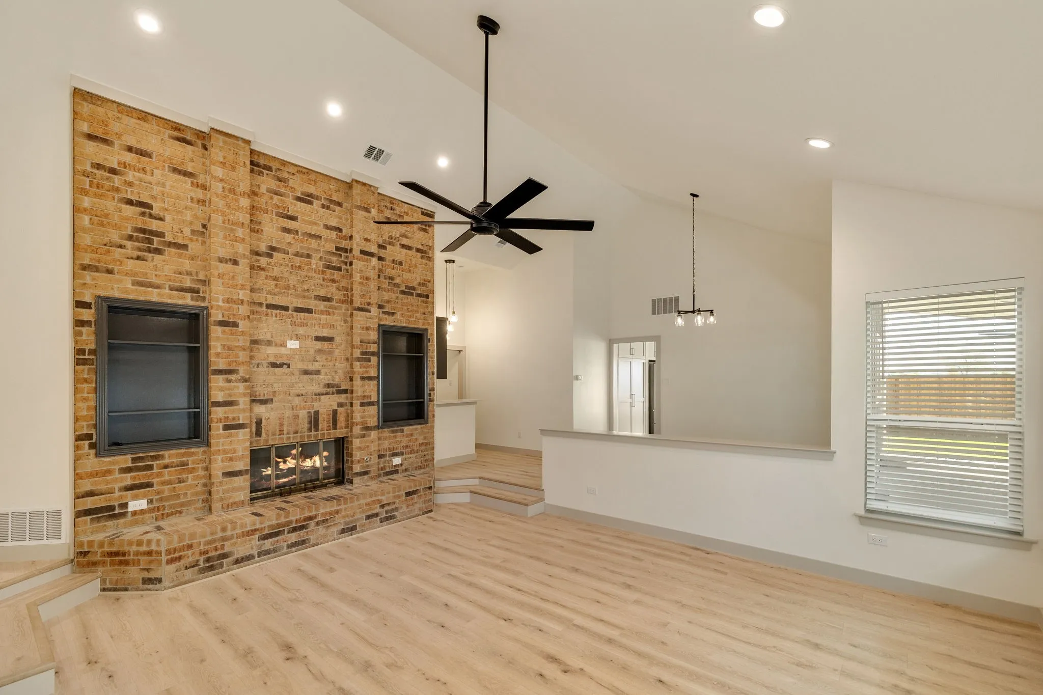 Single Family Residence For Rent in Dallas County , 16726 Cleary Circle, Dallas, Texas 75248, 3 Bedroom, 2 Bathroom, 2 Garage spaces, 1,925 Sqft, built in 1983, mls#21398632, Real Estate Agent in Dallas, Homes For Rent in Dallas county, Homes For Rent in Dallas, Realtor in Dallas Texas, Real Estate Brokerage Independent Realty Texas, Luminita Cordes Realtor