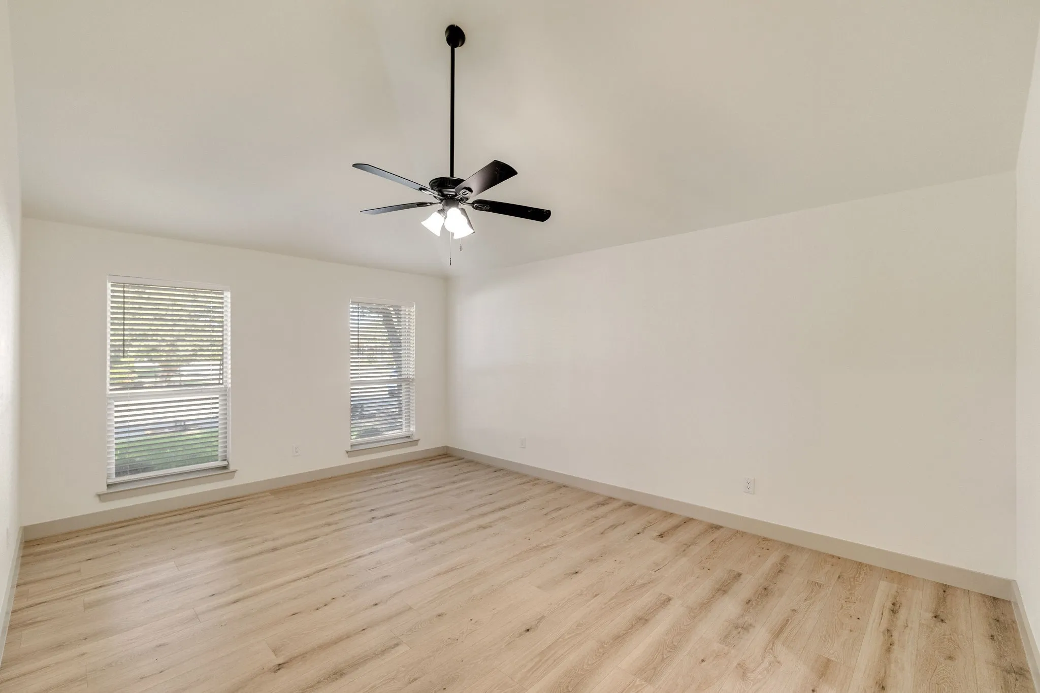 Single Family Residence For Rent in Dallas County , 16726 Cleary Circle, Dallas, Texas 75248, 3 Bedroom, 2 Bathroom, 2 Garage spaces, 1,925 Sqft, built in 1983, mls#21398632, Real Estate Agent in Dallas, Homes For Rent in Dallas county, Homes For Rent in Dallas, Realtor in Dallas Texas, Real Estate Brokerage Independent Realty Texas, Luminita Cordes Realtor