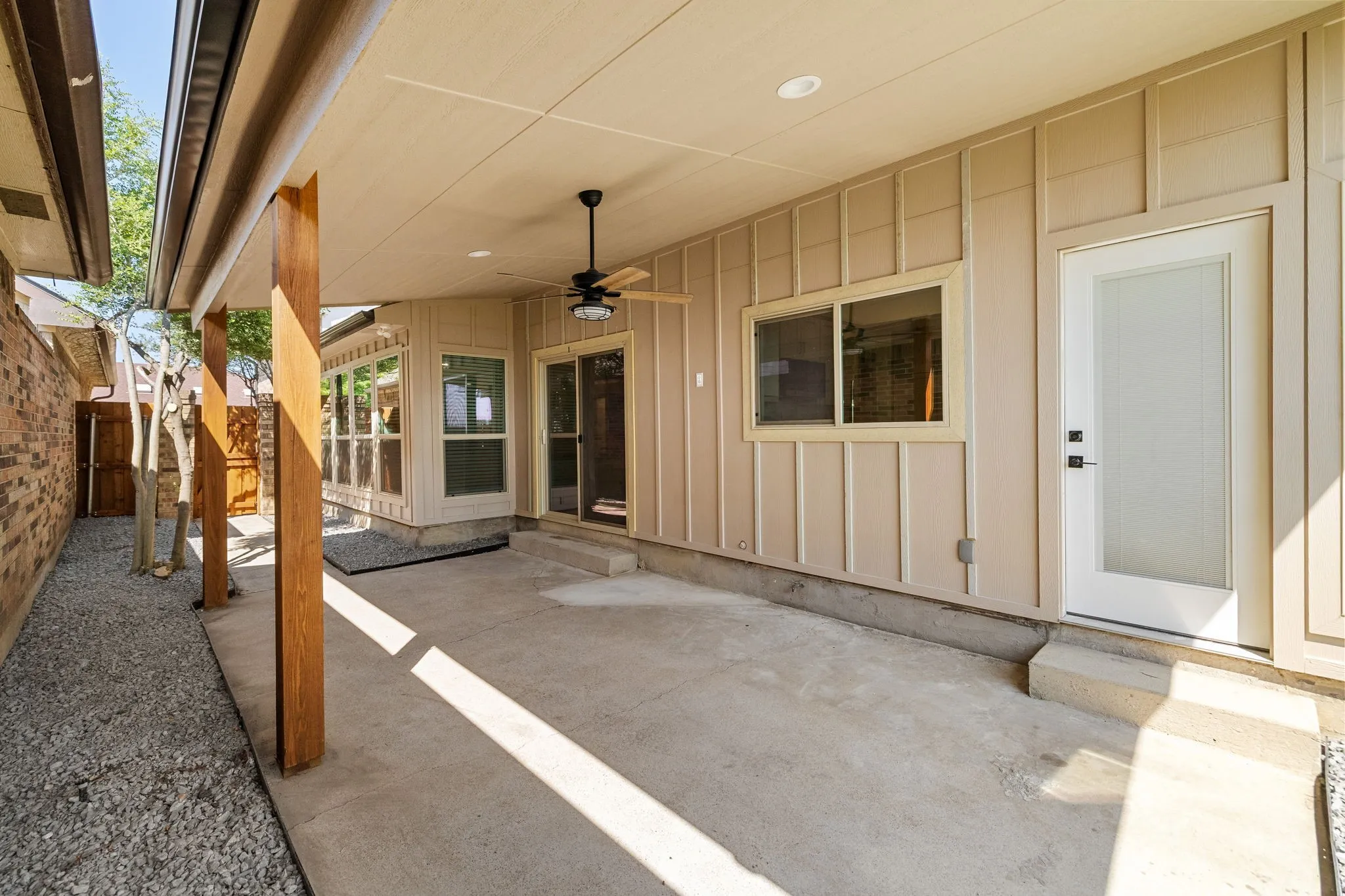 Single Family Residence For Rent in Dallas County , 16726 Cleary Circle, Dallas, Texas 75248, 3 Bedroom, 2 Bathroom, 2 Garage spaces, 1,925 Sqft, built in 1983, mls#21398632, Real Estate Agent in Dallas, Homes For Rent in Dallas county, Homes For Rent in Dallas, Realtor in Dallas Texas, Real Estate Brokerage Independent Realty Texas, Luminita Cordes Realtor