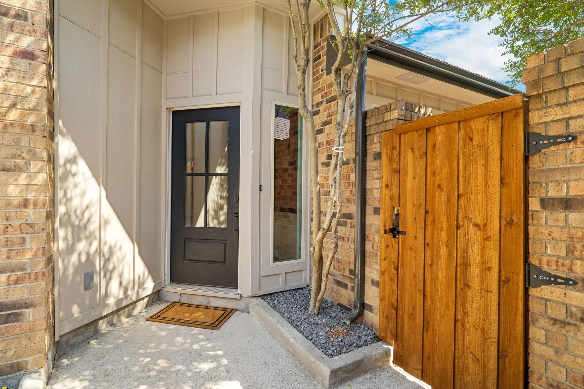 Single Family Residence For Rent in Dallas County , 16726 Cleary Circle, Dallas, Texas 75248, 3 Bedroom, 2 Bathroom, 2 Garage spaces, 1,925 Sqft, built in 1983, mls#21398632, Real Estate Agent in Dallas, Homes For Rent in Dallas county, Homes For Rent in Dallas, Realtor in Dallas Texas, Real Estate Brokerage Independent Realty Texas, Luminita Cordes Realtor