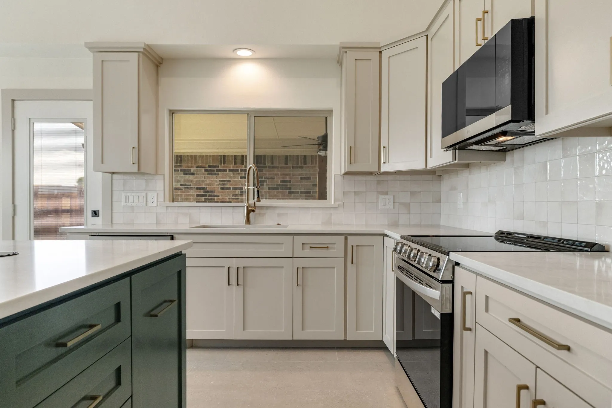 Single Family Residence For Rent in Dallas County , 16726 Cleary Circle, Dallas, Texas 75248, 3 Bedroom, 2 Bathroom, 2 Garage spaces, 1,925 Sqft, built in 1983, mls#21398632, Real Estate Agent in Dallas, Homes For Rent in Dallas county, Homes For Rent in Dallas, Realtor in Dallas Texas, Real Estate Brokerage Independent Realty Texas, Luminita Cordes Realtor