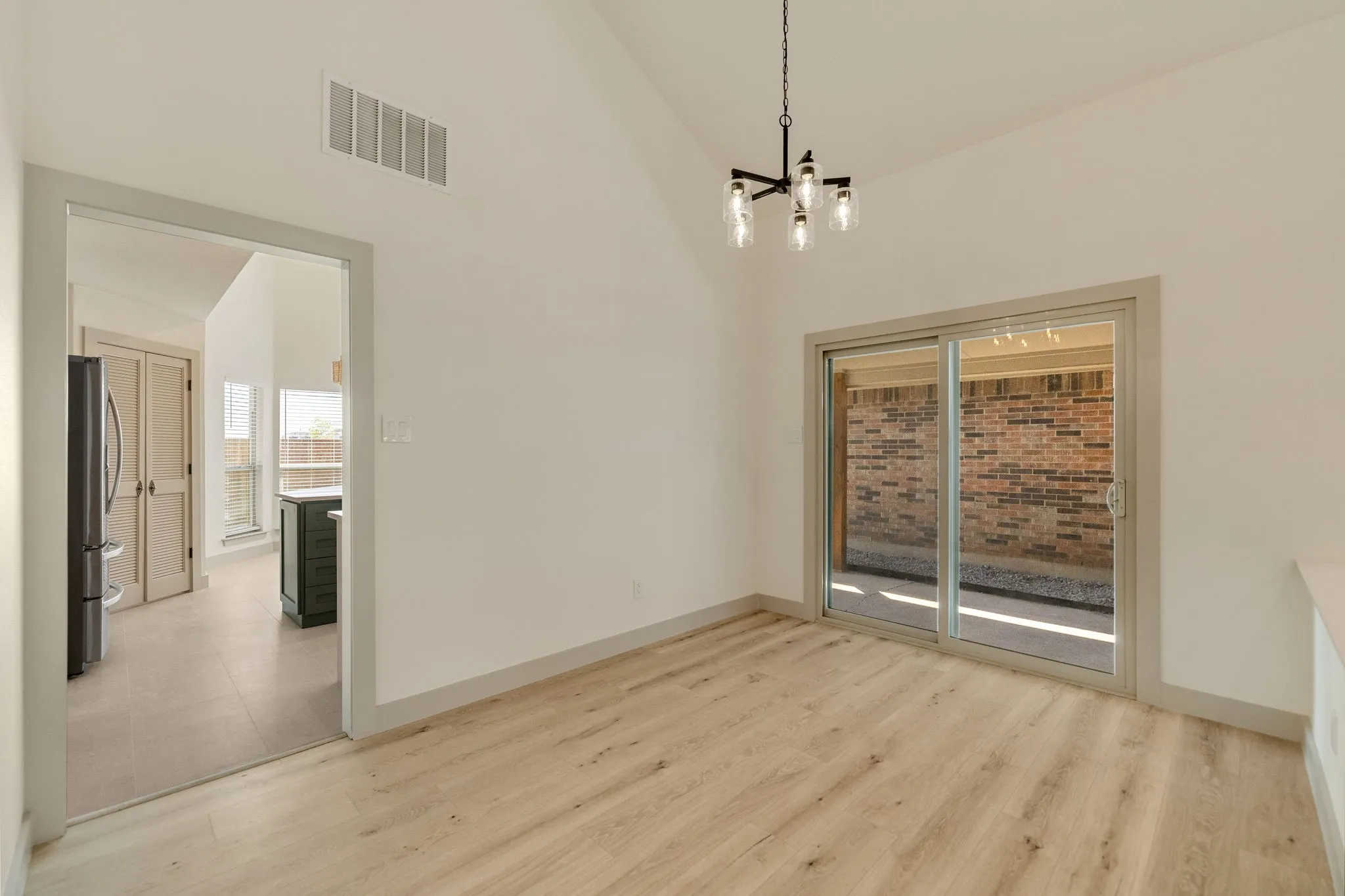 Single Family Residence For Rent in Dallas County , 16726 Cleary Circle, Dallas, Texas 75248, 3 Bedroom, 2 Bathroom, 2 Garage spaces, 1,925 Sqft, built in 1983, mls#21398632, Real Estate Agent in Dallas, Homes For Rent in Dallas county, Homes For Rent in Dallas, Realtor in Dallas Texas, Real Estate Brokerage Independent Realty Texas, Luminita Cordes Realtor