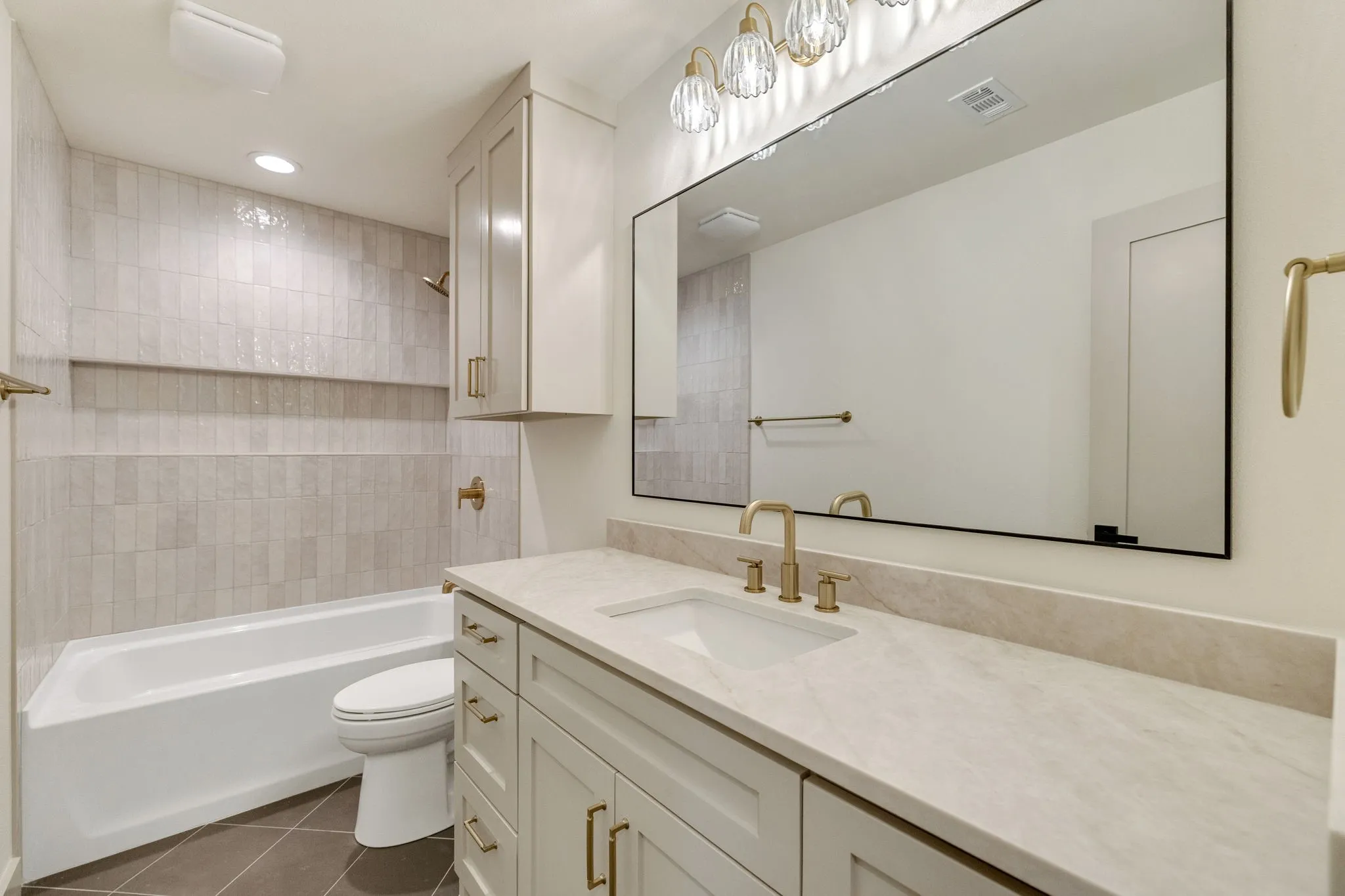 Single Family Residence For Rent in Dallas County , 16726 Cleary Circle, Dallas, Texas 75248, 3 Bedroom, 2 Bathroom, 2 Garage spaces, 1,925 Sqft, built in 1983, mls#21398632, Real Estate Agent in Dallas, Homes For Rent in Dallas county, Homes For Rent in Dallas, Realtor in Dallas Texas, Real Estate Brokerage Independent Realty Texas, Luminita Cordes Realtor