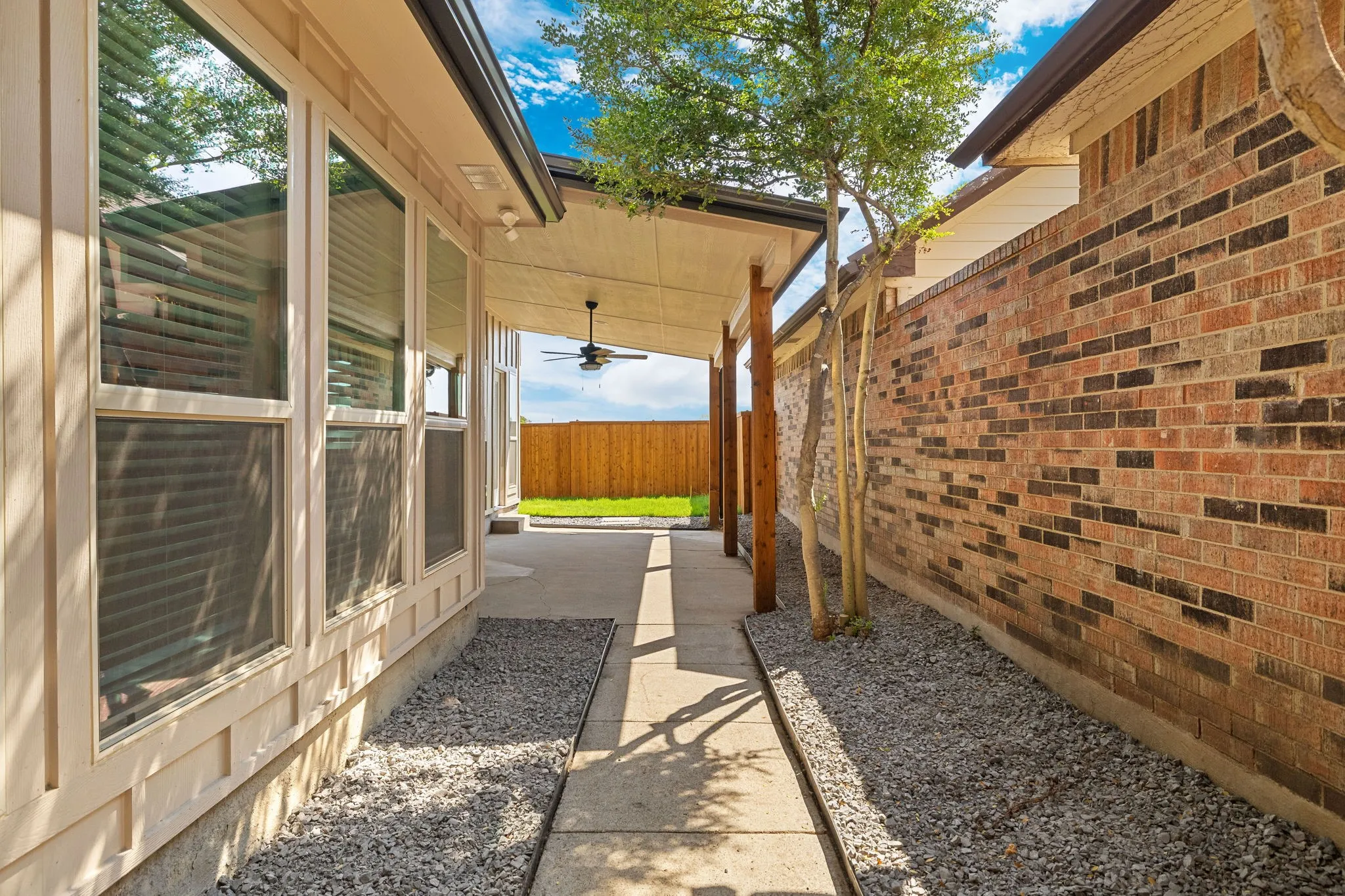 Single Family Residence For Rent in Dallas County , 16726 Cleary Circle, Dallas, Texas 75248, 3 Bedroom, 2 Bathroom, 2 Garage spaces, 1,925 Sqft, built in 1983, mls#21398632, Real Estate Agent in Dallas, Homes For Rent in Dallas county, Homes For Rent in Dallas, Realtor in Dallas Texas, Real Estate Brokerage Independent Realty Texas, Luminita Cordes Realtor